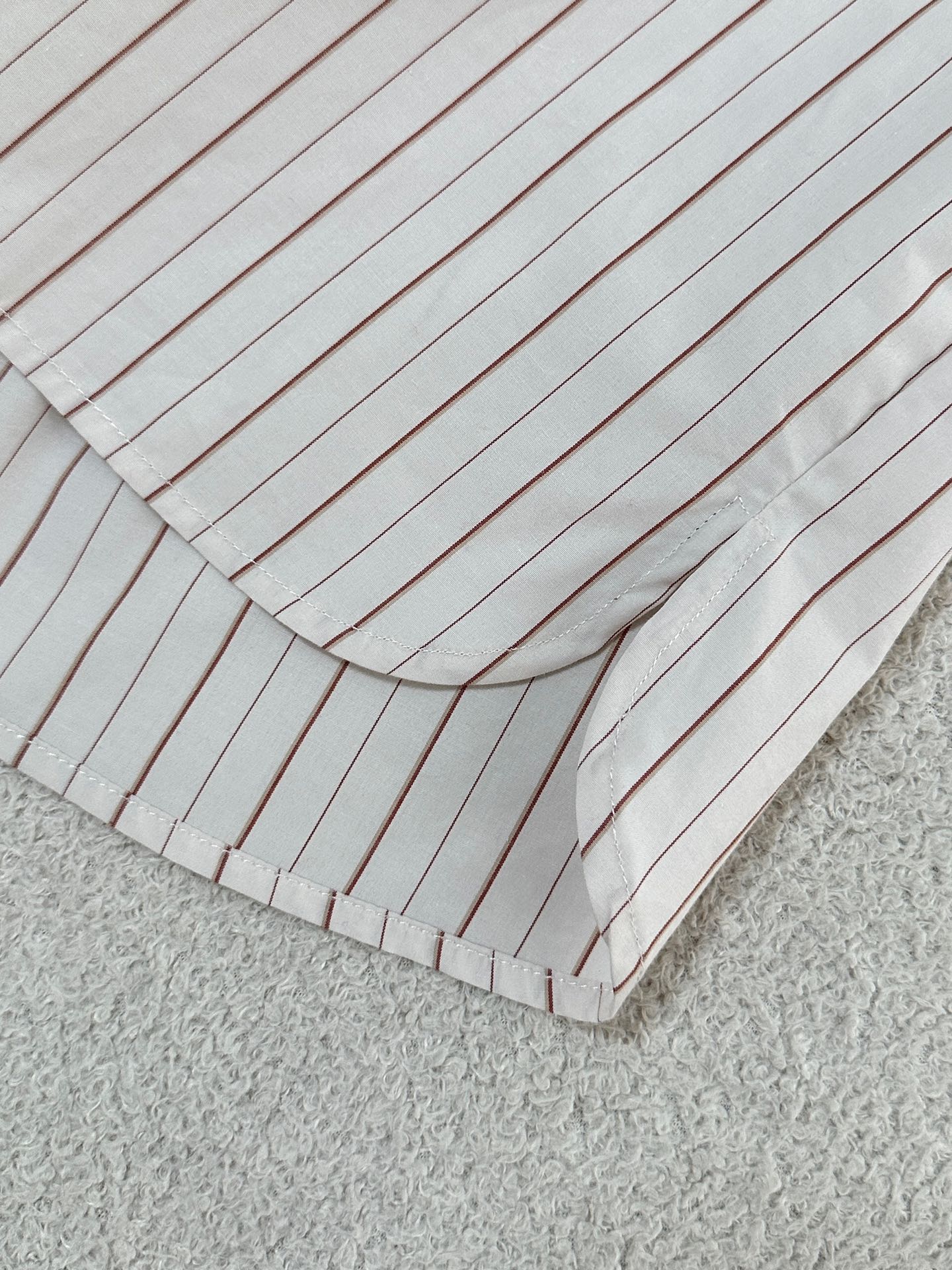 “Chic Women’s Suit with Striped Shirts in Spring and Summer Collection” - 图片 4