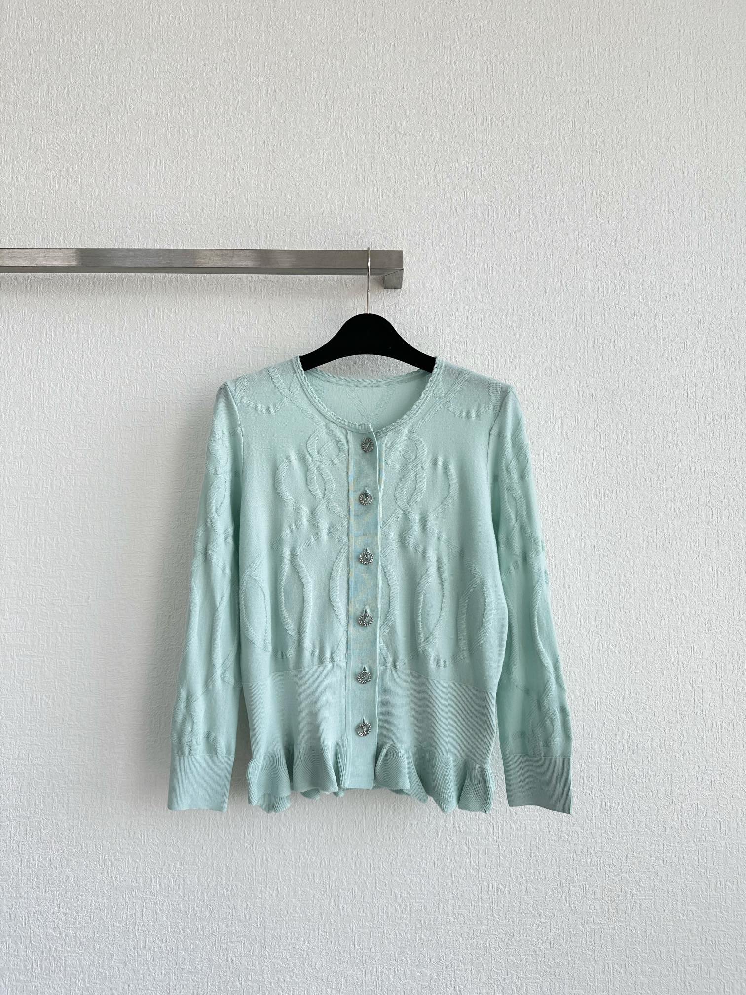 Title: Herme*25 Women’s Suit Pre-sale Description Summary: Single-rate hard-core women’s suit with round collar, leaf knitting, imported wool, water drill points, romantic, elegant. - 图片 5