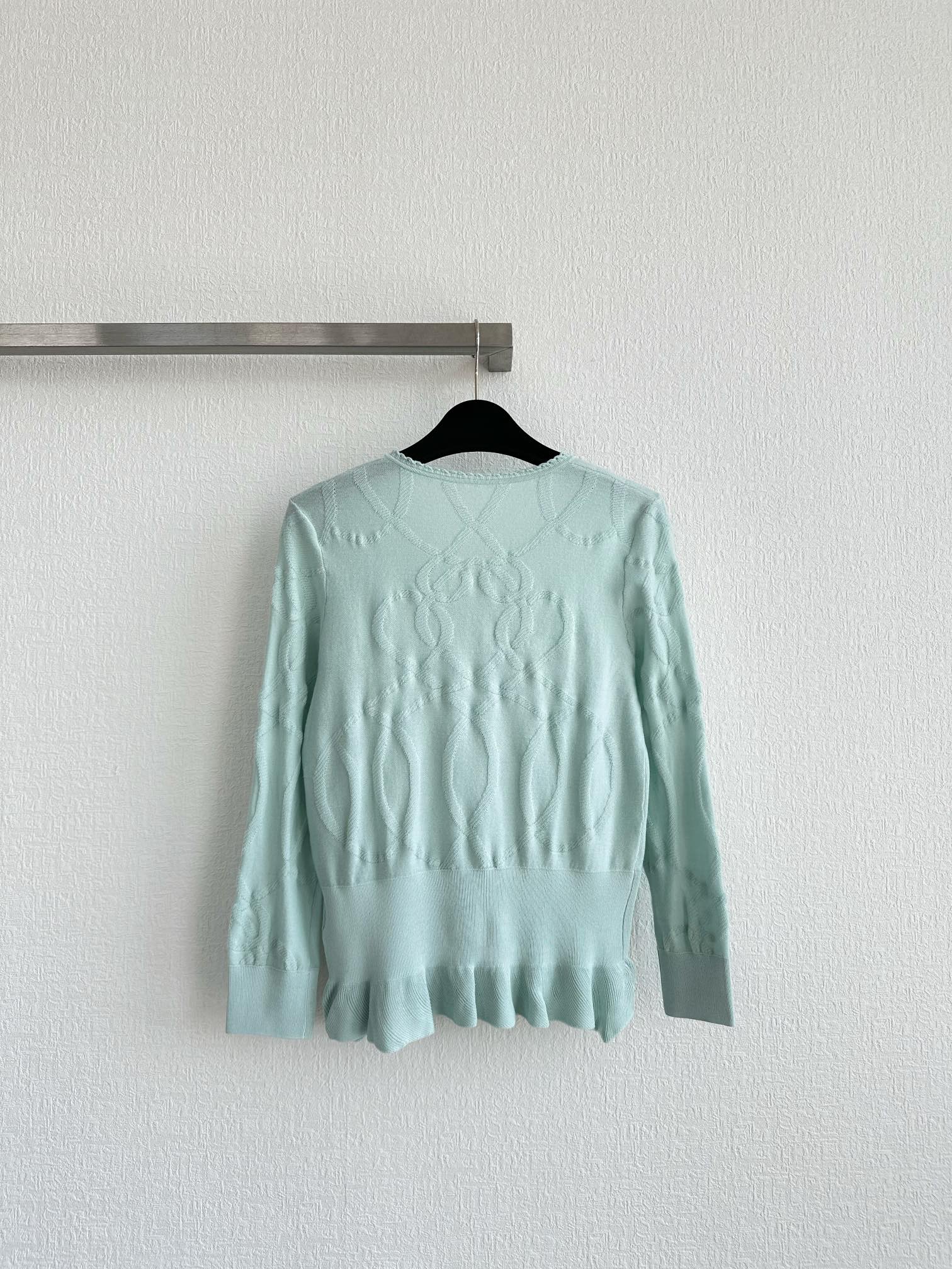 Title: Herme*25 Women’s Suit Pre-sale Description Summary: Single-rate hard-core women’s suit with round collar, leaf knitting, imported wool, water drill points, romantic, elegant. - 图片 6