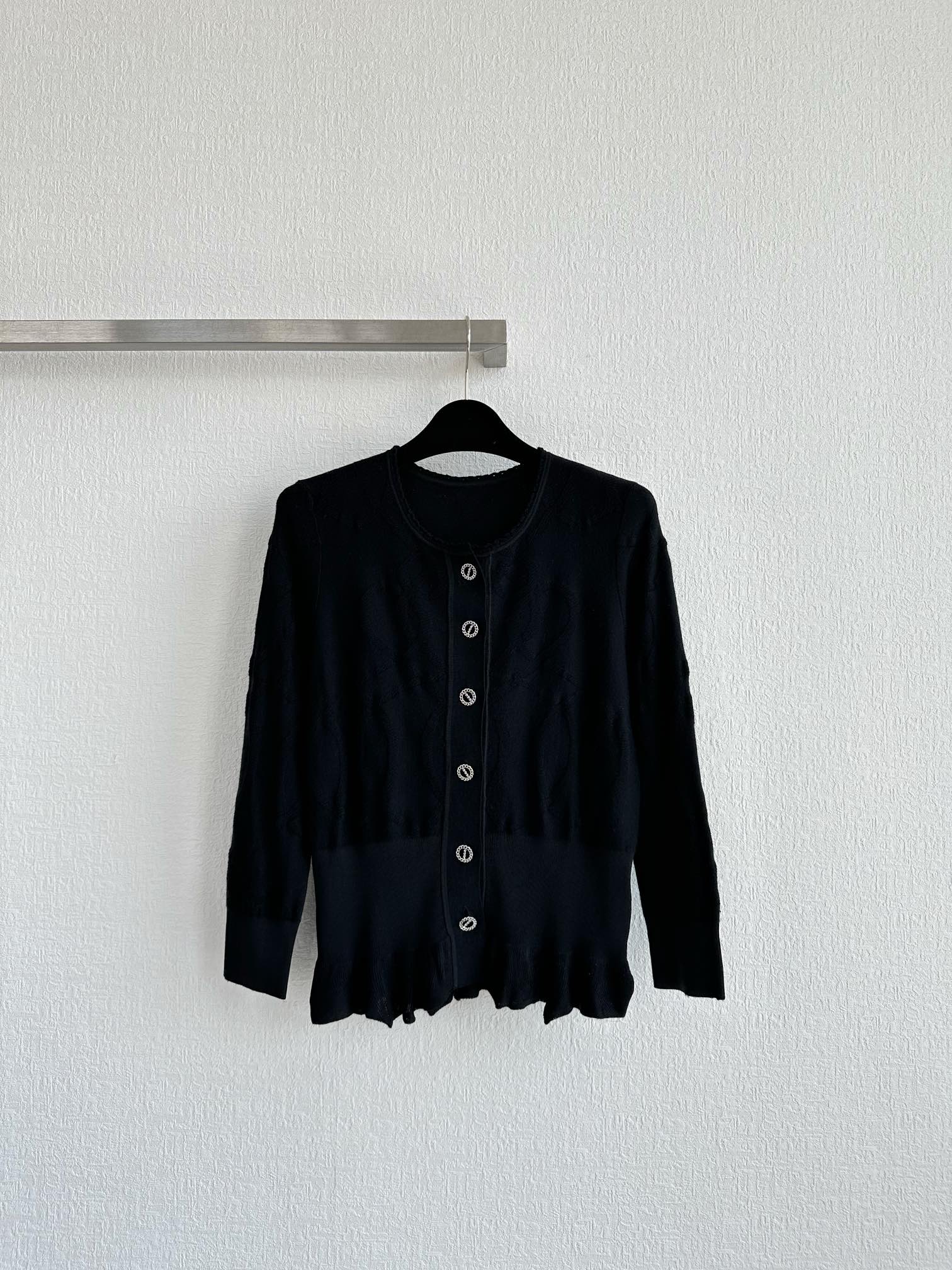 Title: Herme*25 Women’s Suit Pre-sale Description Summary: Single-rate hard-core women’s suit with round collar, leaf knitting, imported wool, water drill points, romantic, elegant. - 图片 3