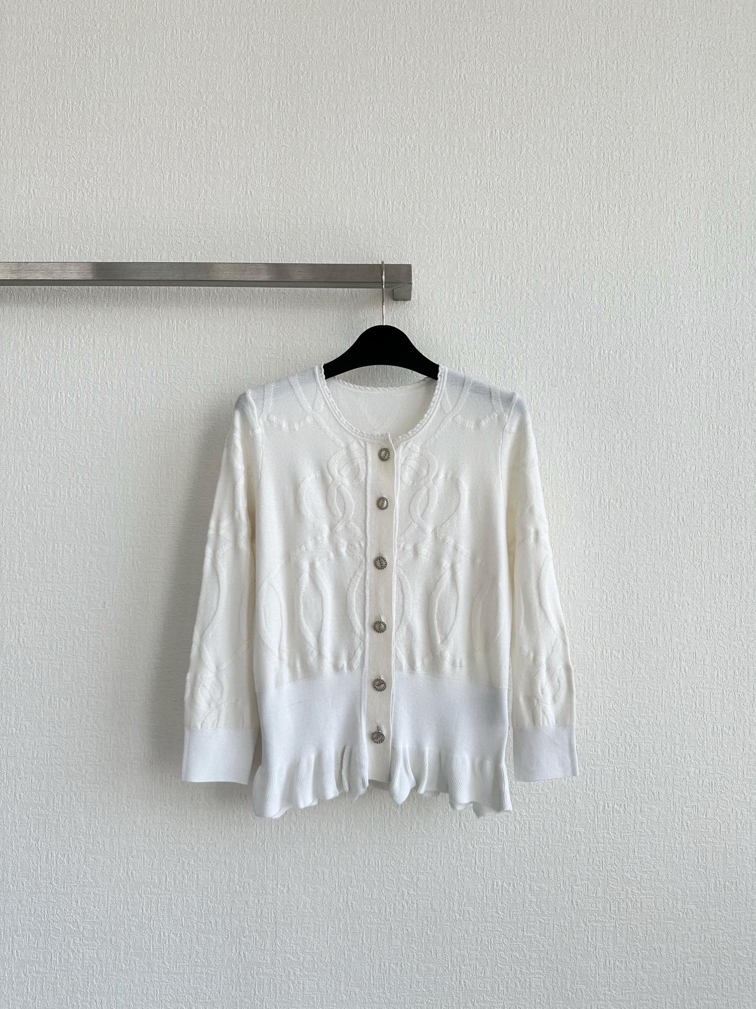 Title: Herme*25 Women’s Suit Pre-sale Description Summary: Single-rate hard-core women’s suit with round collar, leaf knitting, imported wool, water drill points, romantic, elegant. - 图片 1