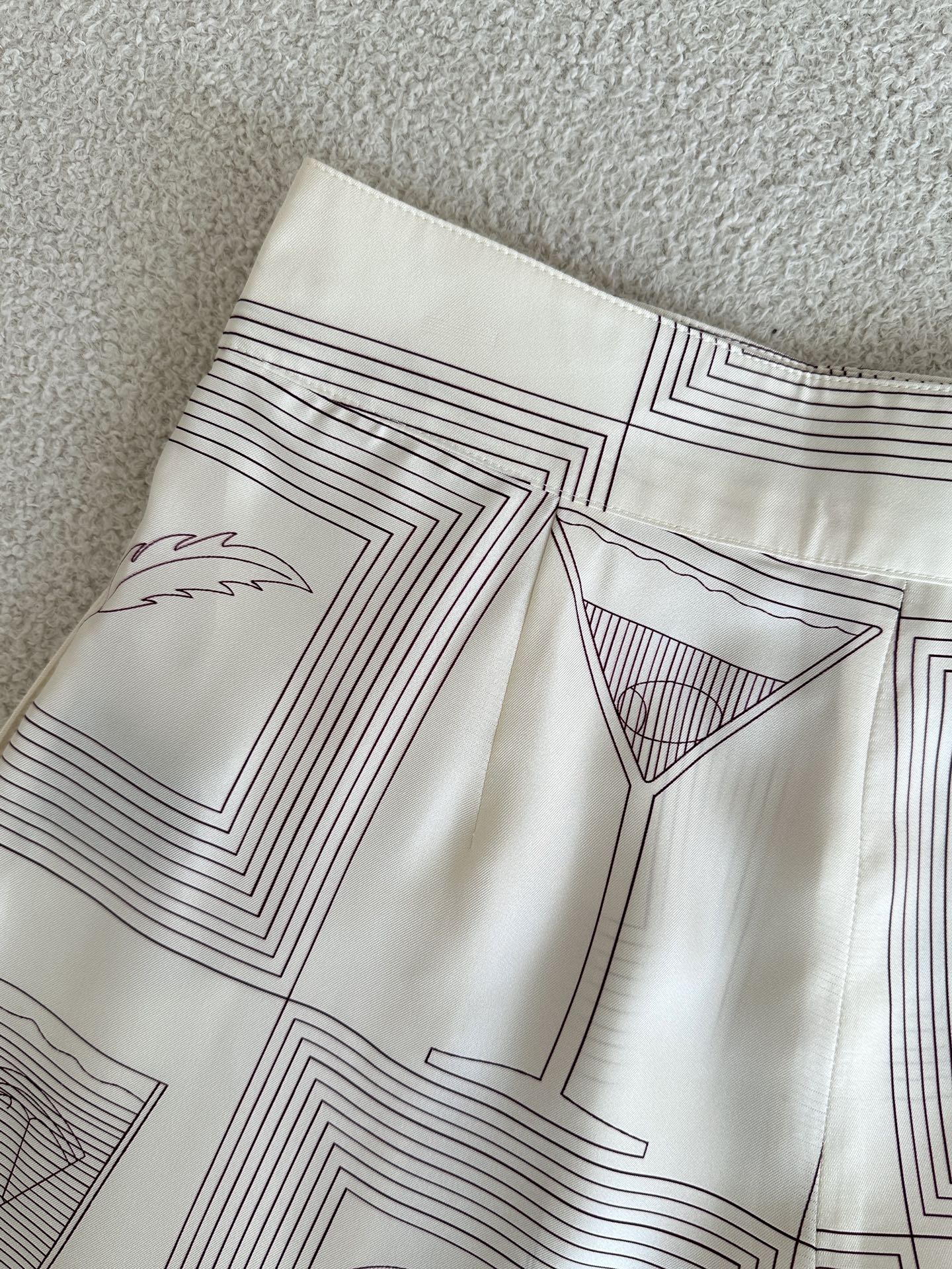 Silk High Waist Shorts in Blue and Purple Geometric Pattern, Sizes S-L. - 图片 5