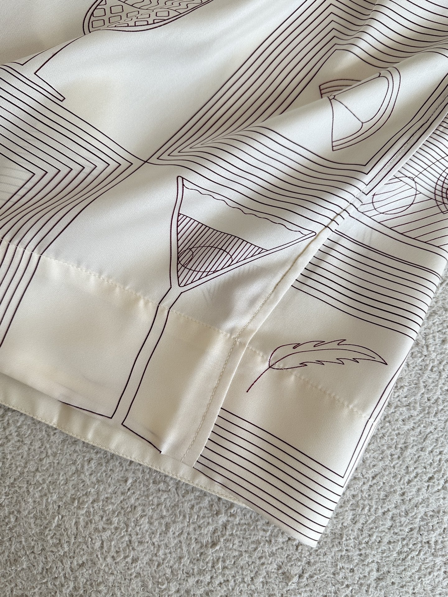 Silk High Waist Shorts in Blue and Purple Geometric Pattern, Sizes S-L. - 图片 3