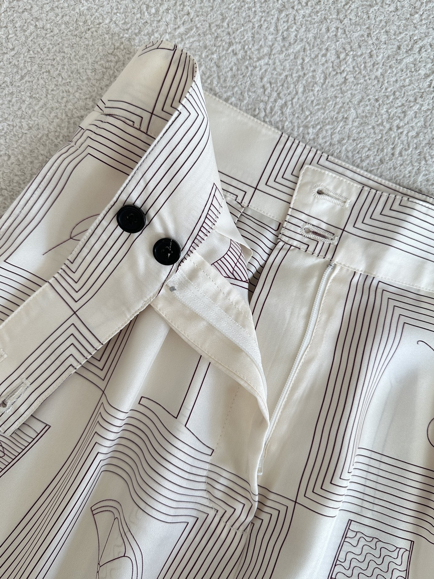 Silk High Waist Shorts in Blue and Purple Geometric Pattern, Sizes S-L. - 图片 4