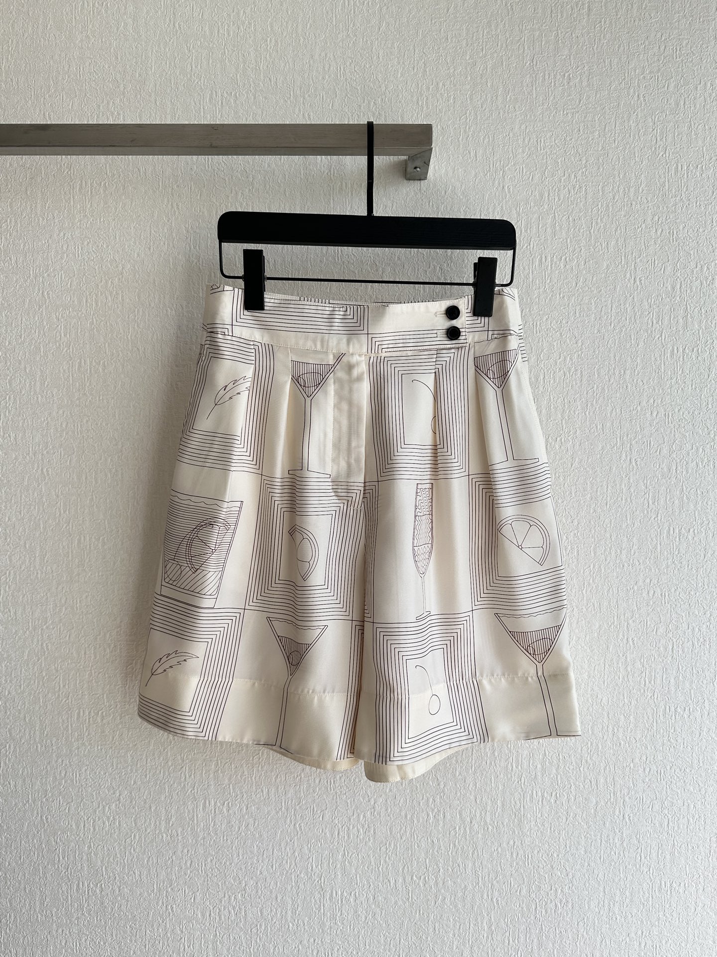 Silk High Waist Shorts in Blue and Purple Geometric Pattern, Sizes S-L. - 图片 1