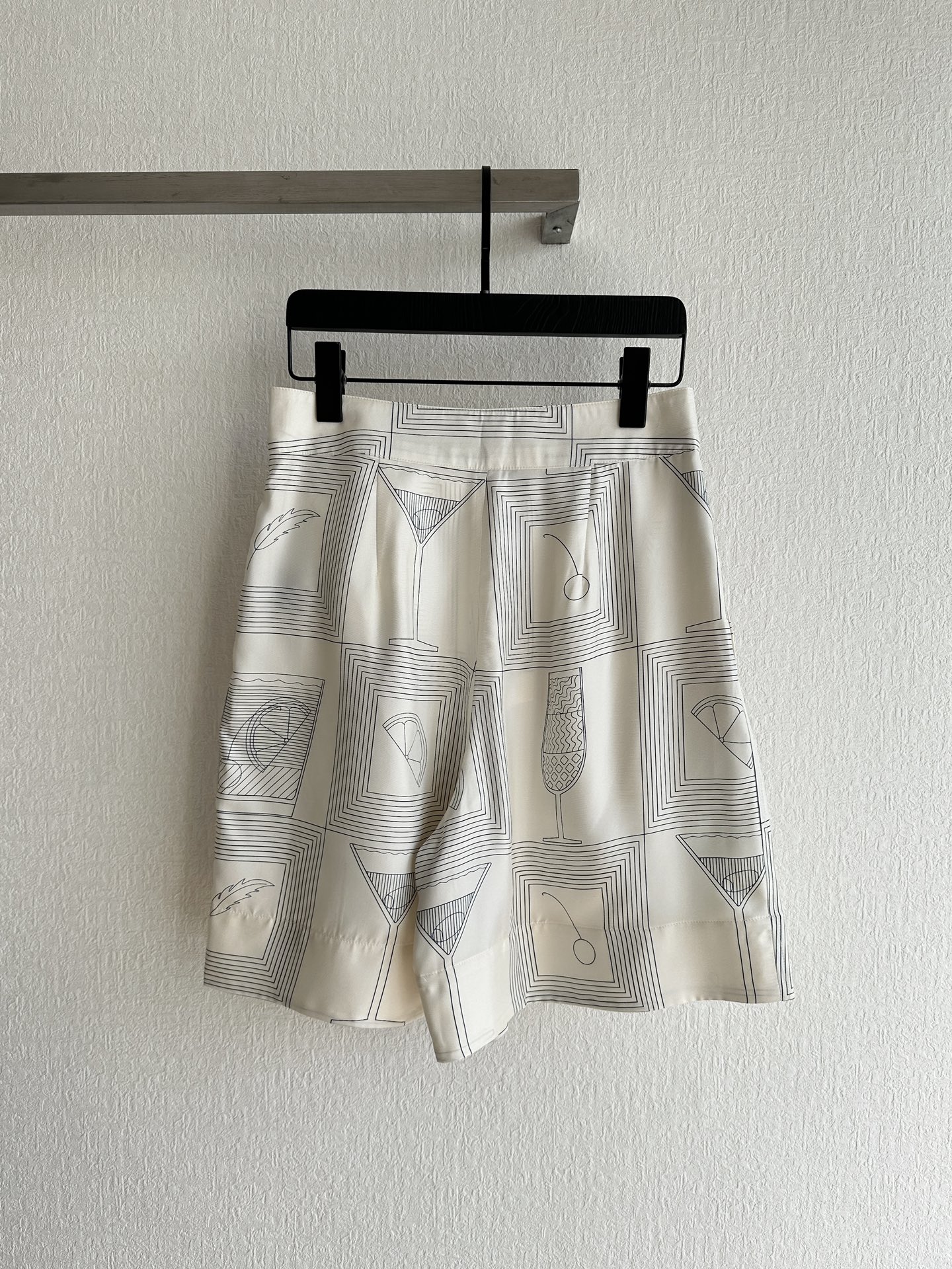 Silk-printed High Waist Shorts in Ivory White with Geometric Patterns, Sizes S-L. - 图片 2