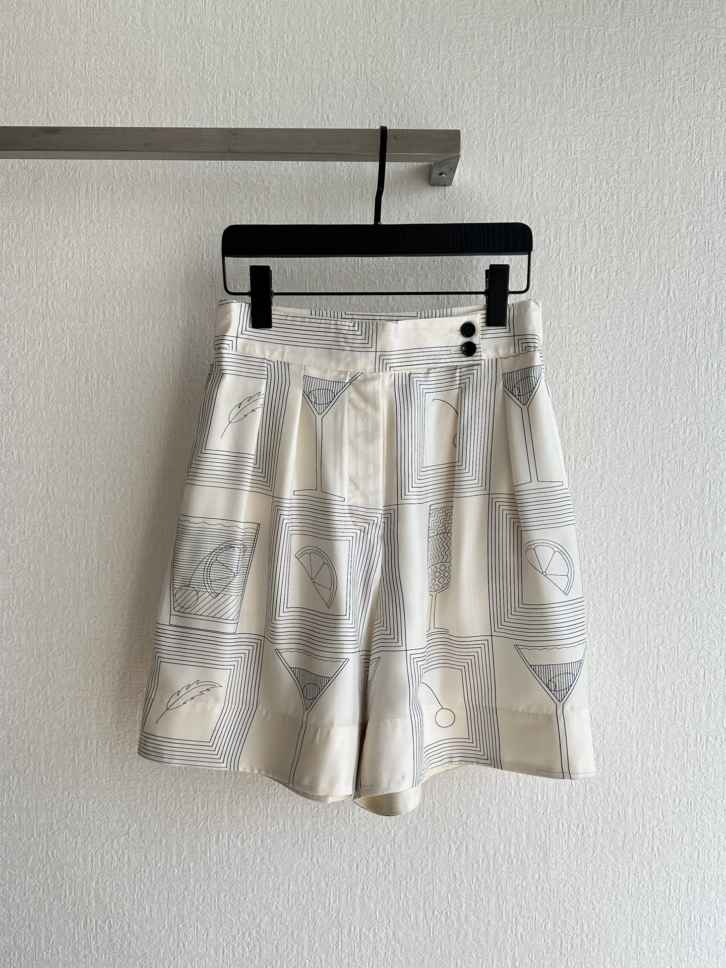 Silk-printed High Waist Shorts in Ivory White with Geometric Patterns, Sizes S-L. - 图片 1