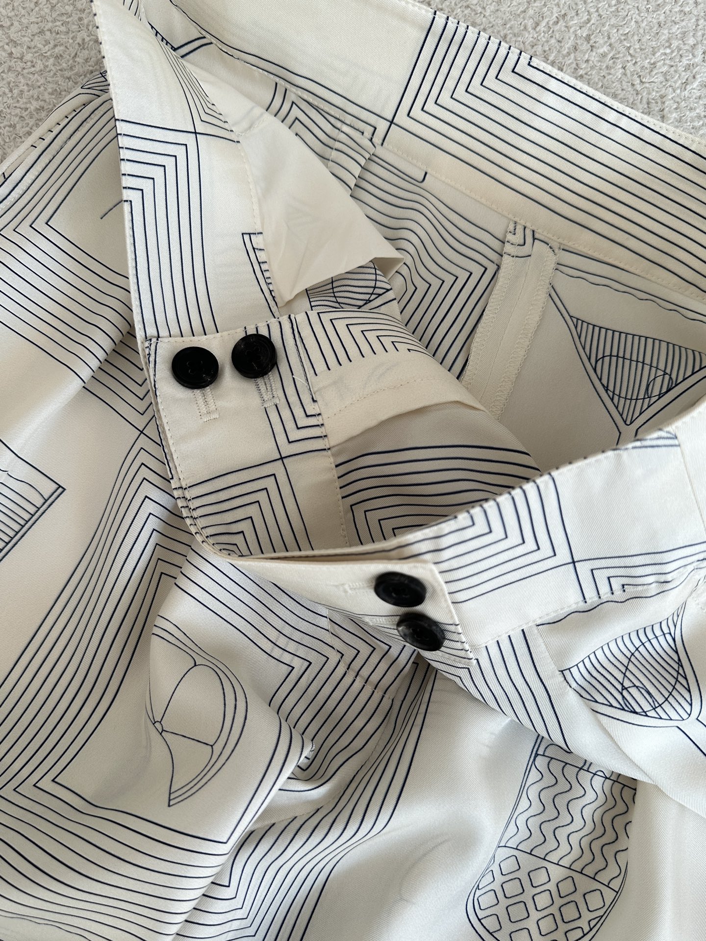 Silk-printed High Waist Shorts in Ivory White with Geometric Patterns, Sizes S-L. - 图片 4