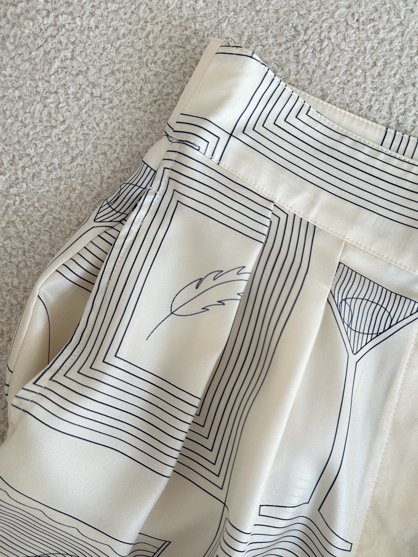 Silk-printed High Waist Shorts in Ivory White with Geometric Patterns, Sizes S-L. - 图片 5