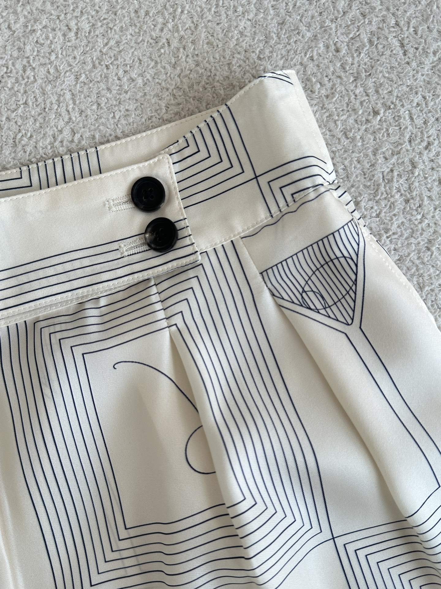 Silk-printed High Waist Shorts in Ivory White with Geometric Patterns, Sizes S-L. - 图片 3