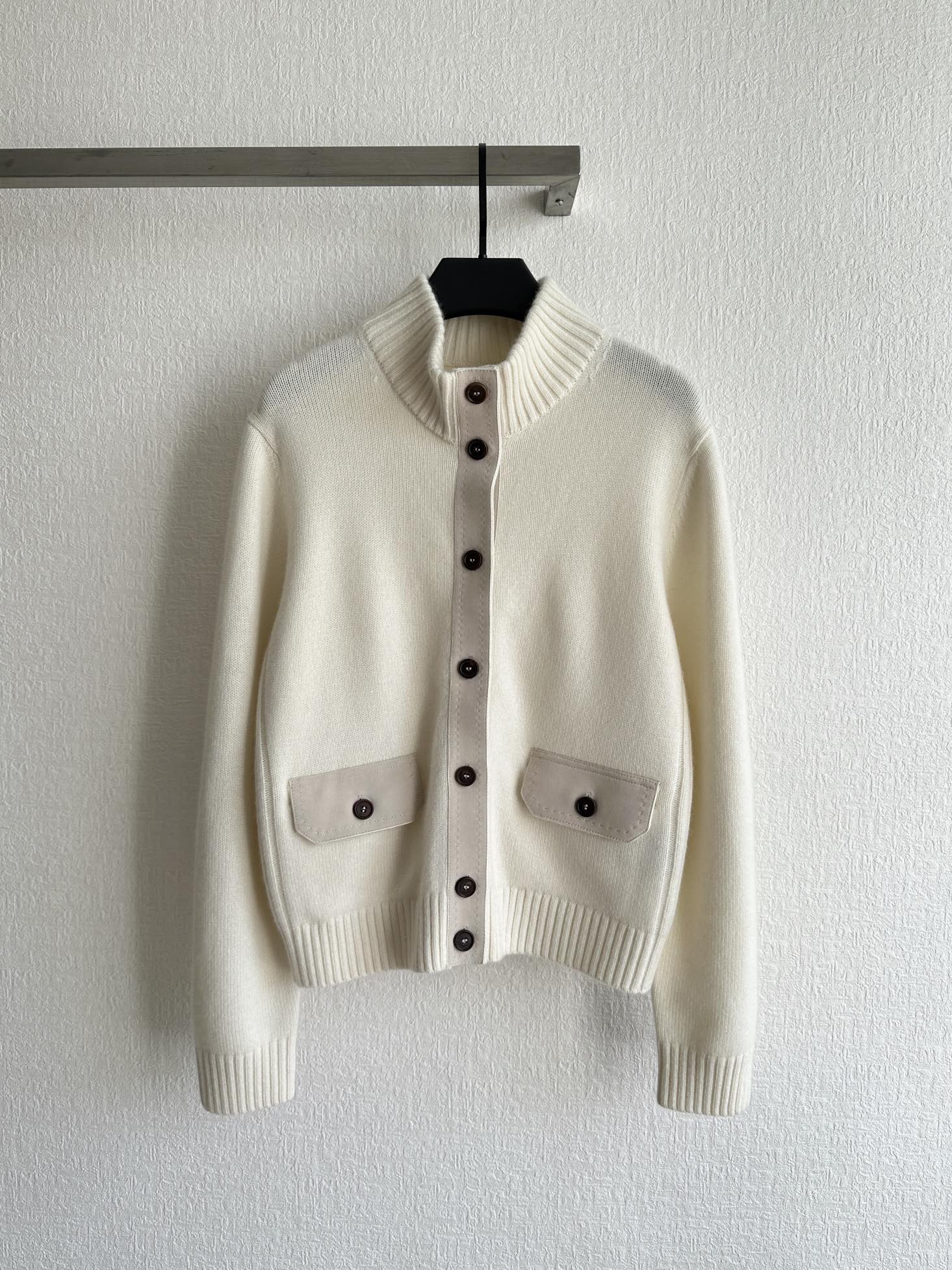 Title: “2025 Pre-sale: Single-Rate Female Suit with Packaging & Knitting Shirt in S, M, L Sizes” Summary: New products available for pre-sale in 2025 - 图片 1
