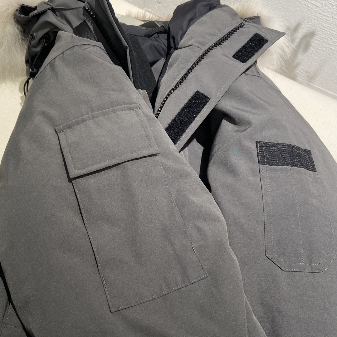 💰430  
🌳纯原臻品 亚马逊代购版本》CANADA GOOSE 加拿大鹅 Expedition 08款派克羽绒服

《亚马逊2024官方最新代购版本 只做好大鹅》

代工厂跟单出品 代购指定版本📃 原档案原数据开发版型 款号#4660M 原包装🔍全套辅料无纺袋，⚠️内包装一维码解析均采购原厂

填充国标广检80白鸭绒，（zp采用80%白鸭绒/凡吹嘘90%都假）

定制进口纳米级高性能纳米面料防水防污，重金购入2024最新正品打版

面料五金辅料全部1:1开模定制

定制12公分羊毛混棉袖口，口袋内里加绒

衣领口针织羊羔绒，锁温保暖，功能细节完美。

具体细节解释

一、2022官方进口最新18支涤纶混棉面料，Feather-Light10D防水涂层/涤棉面料的涤纤维含量高,涤棉面料的耐热耐光性高,稳定性好。颜色鲜艳、纤维强度高、经久耐用、耐光、耐热、挺拔。

二、胆布采用330T全涤高密度内胆，绝不跑绒。

三、2024官方最新版、内置芯片NFC芯片识别直接进入官网。

四、2024官方最新进口YKK双向锁定拉链 ，刻字清晰立体，流畅顺滑，经久耐用。

五、进口百灵达刺绣工艺，定制万针刺绣logo，枫叶棱角分明，立体感强，还原正品。

六、采用台湾进口哑光磨砂双钩Y子形魔术贴，紧密贴合，牢固耐用。

七、毛领采用西伯利亚郊狼毛领，（非市场染色狐狸毛充狼毛）

Size：XS   S   M   L   XL  XXL

Color：黑色，米白色，石墨灰 黑标，天蓝色，灰色 红标，藏青色

-亚马逊代购指定版本大鹅，为您的冬天保驾护航-