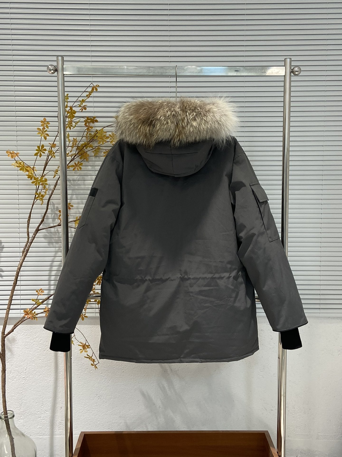 💰430  
🌳纯原臻品 亚马逊代购版本》CANADA GOOSE 加拿大鹅 Expedition 08款派克羽绒服

《亚马逊2024官方最新代购版本 只做好大鹅》

代工厂跟单出品 代购指定版本📃 原档案原数据开发版型 款号#4660M 原包装🔍全套辅料无纺袋，⚠️内包装一维码解析均采购原厂

填充国标广检80白鸭绒，（zp采用80%白鸭绒/凡吹嘘90%都假）

定制进口纳米级高性能纳米面料防水防污，重金购入2024最新正品打版

面料五金辅料全部1:1开模定制

定制12公分羊毛混棉袖口，口袋内里加绒

衣领口针织羊羔绒，锁温保暖，功能细节完美。

具体细节解释

一、2022官方进口最新18支涤纶混棉面料，Feather-Light10D防水涂层/涤棉面料的涤纤维含量高,涤棉面料的耐热耐光性高,稳定性好。颜色鲜艳、纤维强度高、经久耐用、耐光、耐热、挺拔。

二、胆布采用330T全涤高密度内胆，绝不跑绒。

三、2024官方最新版、内置芯片NFC芯片识别直接进入官网。

四、2024官方最新进口YKK双向锁定拉链 ，刻字清晰立体，流畅顺滑，经久耐用。

五、进口百灵达刺绣工艺，定制万针刺绣logo，枫叶棱角分明，立体感强，还原正品。

六、采用台湾进口哑光磨砂双钩Y子形魔术贴，紧密贴合，牢固耐用。

七、毛领采用西伯利亚郊狼毛领，（非市场染色狐狸毛充狼毛）

Size：XS   S   M   L   XL  XXL

Color：黑色，米白色，石墨灰 黑标，天蓝色，灰色 红标，藏青色

-亚马逊代购指定版本大鹅，为您的冬天保驾护航-