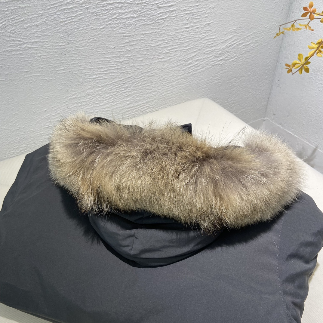 💰430  
🌳纯原臻品 亚马逊代购版本》CANADA GOOSE 加拿大鹅 Expedition 08款派克羽绒服

《亚马逊2024官方最新代购版本 只做好大鹅》

代工厂跟单出品 代购指定版本📃 原档案原数据开发版型 款号#4660M 原包装🔍全套辅料无纺袋，⚠️内包装一维码解析均采购原厂

填充国标广检80白鸭绒，（zp采用80%白鸭绒/凡吹嘘90%都假）

定制进口纳米级高性能纳米面料防水防污，重金购入2024最新正品打版

面料五金辅料全部1:1开模定制

定制12公分羊毛混棉袖口，口袋内里加绒

衣领口针织羊羔绒，锁温保暖，功能细节完美。

具体细节解释

一、2022官方进口最新18支涤纶混棉面料，Feather-Light10D防水涂层/涤棉面料的涤纤维含量高,涤棉面料的耐热耐光性高,稳定性好。颜色鲜艳、纤维强度高、经久耐用、耐光、耐热、挺拔。

二、胆布采用330T全涤高密度内胆，绝不跑绒。

三、2024官方最新版、内置芯片NFC芯片识别直接进入官网。

四、2024官方最新进口YKK双向锁定拉链 ，刻字清晰立体，流畅顺滑，经久耐用。

五、进口百灵达刺绣工艺，定制万针刺绣logo，枫叶棱角分明，立体感强，还原正品。

六、采用台湾进口哑光磨砂双钩Y子形魔术贴，紧密贴合，牢固耐用。

七、毛领采用西伯利亚郊狼毛领，（非市场染色狐狸毛充狼毛）

Size：XS   S   M   L   XL  XXL

Color：黑色，米白色，石墨灰 黑标，天蓝色，灰色 红标，藏青色

-亚马逊代购指定版本大鹅，为您的冬天保驾护航-