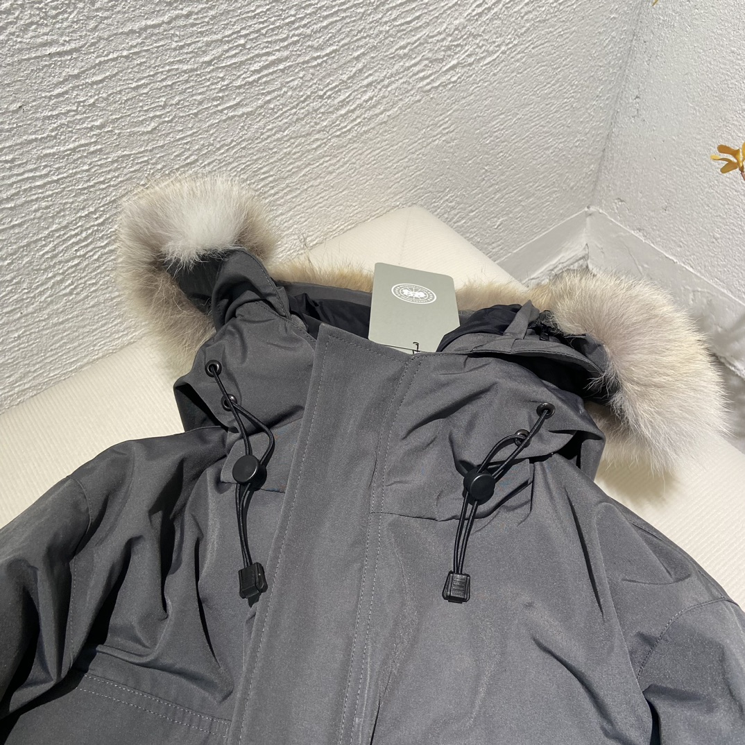 💰430  
🌳纯原臻品 亚马逊代购版本》CANADA GOOSE 加拿大鹅 Expedition 08款派克羽绒服

《亚马逊2024官方最新代购版本 只做好大鹅》

代工厂跟单出品 代购指定版本📃 原档案原数据开发版型 款号#4660M 原包装🔍全套辅料无纺袋，⚠️内包装一维码解析均采购原厂

填充国标广检80白鸭绒，（zp采用80%白鸭绒/凡吹嘘90%都假）

定制进口纳米级高性能纳米面料防水防污，重金购入2024最新正品打版

面料五金辅料全部1:1开模定制

定制12公分羊毛混棉袖口，口袋内里加绒

衣领口针织羊羔绒，锁温保暖，功能细节完美。

具体细节解释

一、2022官方进口最新18支涤纶混棉面料，Feather-Light10D防水涂层/涤棉面料的涤纤维含量高,涤棉面料的耐热耐光性高,稳定性好。颜色鲜艳、纤维强度高、经久耐用、耐光、耐热、挺拔。

二、胆布采用330T全涤高密度内胆，绝不跑绒。

三、2024官方最新版、内置芯片NFC芯片识别直接进入官网。

四、2024官方最新进口YKK双向锁定拉链 ，刻字清晰立体，流畅顺滑，经久耐用。

五、进口百灵达刺绣工艺，定制万针刺绣logo，枫叶棱角分明，立体感强，还原正品。

六、采用台湾进口哑光磨砂双钩Y子形魔术贴，紧密贴合，牢固耐用。

七、毛领采用西伯利亚郊狼毛领，（非市场染色狐狸毛充狼毛）

Size：XS   S   M   L   XL  XXL

Color：黑色，米白色，石墨灰 黑标，天蓝色，灰色 红标，藏青色

-亚马逊代购指定版本大鹅，为您的冬天保驾护航-