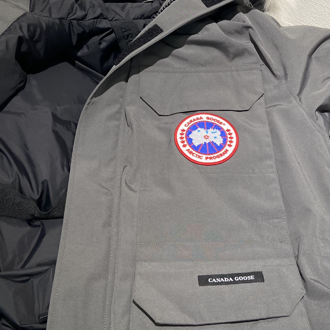 💰430  
🌳纯原臻品 亚马逊代购版本》CANADA GOOSE 加拿大鹅 Expedition 08款派克羽绒服

《亚马逊2024官方最新代购版本 只做好大鹅》

代工厂跟单出品 代购指定版本📃 原档案原数据开发版型 款号#4660M 原包装🔍全套辅料无纺袋，⚠️内包装一维码解析均采购原厂

填充国标广检80白鸭绒，（zp采用80%白鸭绒/凡吹嘘90%都假）

定制进口纳米级高性能纳米面料防水防污，重金购入2024最新正品打版

面料五金辅料全部1:1开模定制

定制12公分羊毛混棉袖口，口袋内里加绒

衣领口针织羊羔绒，锁温保暖，功能细节完美。

具体细节解释

一、2022官方进口最新18支涤纶混棉面料，Feather-Light10D防水涂层/涤棉面料的涤纤维含量高,涤棉面料的耐热耐光性高,稳定性好。颜色鲜艳、纤维强度高、经久耐用、耐光、耐热、挺拔。

二、胆布采用330T全涤高密度内胆，绝不跑绒。

三、2024官方最新版、内置芯片NFC芯片识别直接进入官网。

四、2024官方最新进口YKK双向锁定拉链 ，刻字清晰立体，流畅顺滑，经久耐用。

五、进口百灵达刺绣工艺，定制万针刺绣logo，枫叶棱角分明，立体感强，还原正品。

六、采用台湾进口哑光磨砂双钩Y子形魔术贴，紧密贴合，牢固耐用。

七、毛领采用西伯利亚郊狼毛领，（非市场染色狐狸毛充狼毛）

Size：XS   S   M   L   XL  XXL

Color：黑色，米白色，石墨灰 黑标，天蓝色，灰色 红标，藏青色

-亚马逊代购指定版本大鹅，为您的冬天保驾护航-