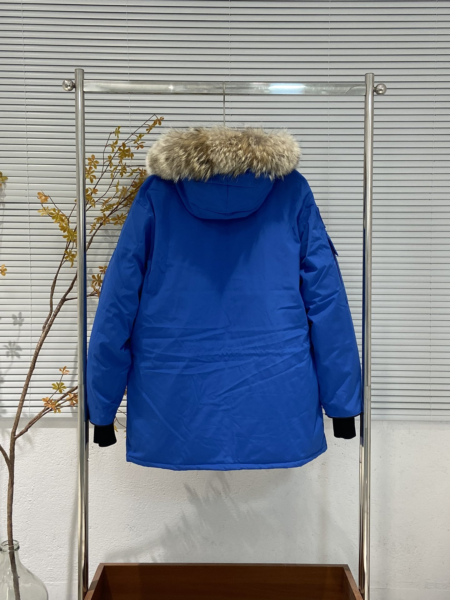 💰430  
🌳纯原臻品 亚马逊代购版本》CANADA GOOSE 加拿大鹅 Expedition 08款远征款派克羽绒服

《亚马逊2024官方最新代购版本 只做好大鹅》

代工厂跟单出品 代购指定版本📃 原档案原数据开发版型 款号#4660M 原包装🔍全套辅料无纺袋，⚠️内包装一维码解析均采购原厂

填充国标广检80白鸭绒，（zp采用80%白鸭绒/凡吹嘘90%都假）

定制进口纳米级高性能纳米面料防水防污，重金购入2024最新正品打版

面料五金辅料全部1:1开模定制

定制12公分羊毛混棉袖口，口袋内里加绒

衣领口针织羊羔绒，锁温保暖，功能细节完美。

具体细节解释

一、2022官方进口最新18支涤纶混棉面料，Feather-Light10D防水涂层/涤棉面料的涤纤维含量高,涤棉面料的耐热耐光性高,稳定性好。颜色鲜艳、纤维强度高、经久耐用、耐光、耐热、挺拔。

二、胆布采用330T全涤高密度内胆，绝不跑绒。

三、2024官方最新版、内置芯片NFC芯片识别直接进入官网。

四、2024官方最新进口YKK双向锁定拉链 ，刻字清晰立体，流畅顺滑，经久耐用。

五、进口百灵达刺绣工艺，定制万针刺绣logo，枫叶棱角分明，立体感强，还原正品。

六、采用台湾进口哑光磨砂双钩Y子形魔术贴，紧密贴合，牢固耐用。

七、毛领采用西伯利亚郊狼毛领，（非市场染色狐狸毛充狼毛）

Size：XS   S   M   L   XL  XXL

Color：黑色，米白色，石墨灰 黑标，天蓝色，灰色 红标，藏青色

-亚马逊代购指定版本大鹅，为您的冬天保驾护航-