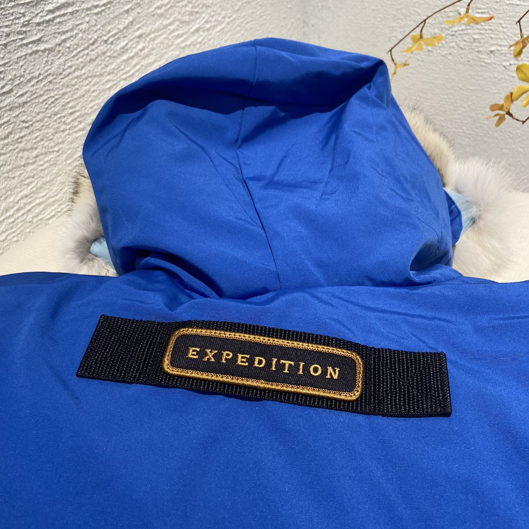 💰430  
🌳纯原臻品 亚马逊代购版本》CANADA GOOSE 加拿大鹅 Expedition 08款远征款派克羽绒服

《亚马逊2024官方最新代购版本 只做好大鹅》

代工厂跟单出品 代购指定版本📃 原档案原数据开发版型 款号#4660M 原包装🔍全套辅料无纺袋，⚠️内包装一维码解析均采购原厂

填充国标广检80白鸭绒，（zp采用80%白鸭绒/凡吹嘘90%都假）

定制进口纳米级高性能纳米面料防水防污，重金购入2024最新正品打版

面料五金辅料全部1:1开模定制

定制12公分羊毛混棉袖口，口袋内里加绒

衣领口针织羊羔绒，锁温保暖，功能细节完美。

具体细节解释

一、2022官方进口最新18支涤纶混棉面料，Feather-Light10D防水涂层/涤棉面料的涤纤维含量高,涤棉面料的耐热耐光性高,稳定性好。颜色鲜艳、纤维强度高、经久耐用、耐光、耐热、挺拔。

二、胆布采用330T全涤高密度内胆，绝不跑绒。

三、2024官方最新版、内置芯片NFC芯片识别直接进入官网。

四、2024官方最新进口YKK双向锁定拉链 ，刻字清晰立体，流畅顺滑，经久耐用。

五、进口百灵达刺绣工艺，定制万针刺绣logo，枫叶棱角分明，立体感强，还原正品。

六、采用台湾进口哑光磨砂双钩Y子形魔术贴，紧密贴合，牢固耐用。

七、毛领采用西伯利亚郊狼毛领，（非市场染色狐狸毛充狼毛）

Size：XS   S   M   L   XL  XXL

Color：黑色，米白色，石墨灰 黑标，天蓝色，灰色 红标，藏青色

-亚马逊代购指定版本大鹅，为您的冬天保驾护航-