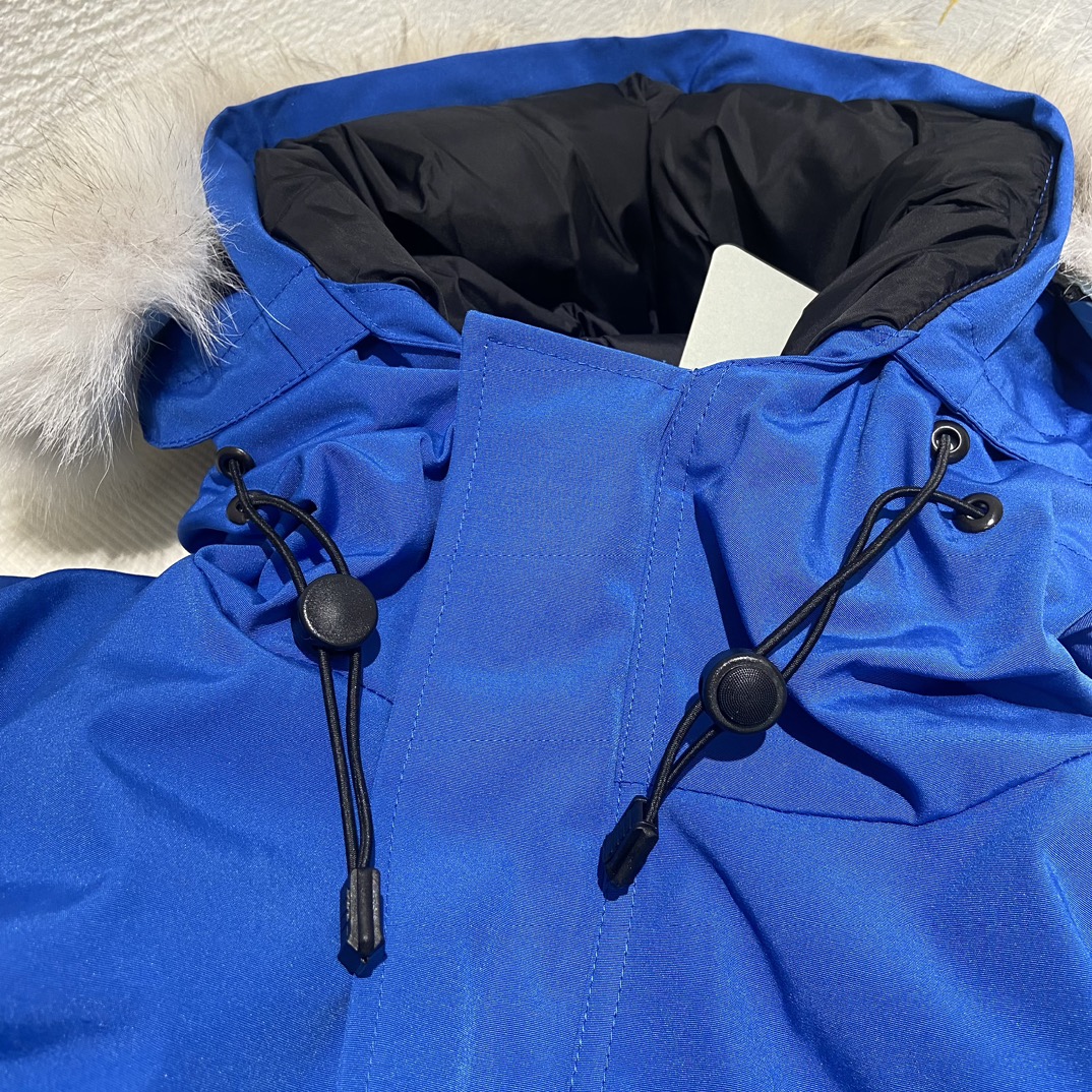 💰430  
🌳纯原臻品 亚马逊代购版本》CANADA GOOSE 加拿大鹅 Expedition 08款远征款派克羽绒服

《亚马逊2024官方最新代购版本 只做好大鹅》

代工厂跟单出品 代购指定版本📃 原档案原数据开发版型 款号#4660M 原包装🔍全套辅料无纺袋，⚠️内包装一维码解析均采购原厂

填充国标广检80白鸭绒，（zp采用80%白鸭绒/凡吹嘘90%都假）

定制进口纳米级高性能纳米面料防水防污，重金购入2024最新正品打版

面料五金辅料全部1:1开模定制

定制12公分羊毛混棉袖口，口袋内里加绒

衣领口针织羊羔绒，锁温保暖，功能细节完美。

具体细节解释

一、2022官方进口最新18支涤纶混棉面料，Feather-Light10D防水涂层/涤棉面料的涤纤维含量高,涤棉面料的耐热耐光性高,稳定性好。颜色鲜艳、纤维强度高、经久耐用、耐光、耐热、挺拔。

二、胆布采用330T全涤高密度内胆，绝不跑绒。

三、2024官方最新版、内置芯片NFC芯片识别直接进入官网。

四、2024官方最新进口YKK双向锁定拉链 ，刻字清晰立体，流畅顺滑，经久耐用。

五、进口百灵达刺绣工艺，定制万针刺绣logo，枫叶棱角分明，立体感强，还原正品。

六、采用台湾进口哑光磨砂双钩Y子形魔术贴，紧密贴合，牢固耐用。

七、毛领采用西伯利亚郊狼毛领，（非市场染色狐狸毛充狼毛）

Size：XS   S   M   L   XL  XXL

Color：黑色，米白色，石墨灰 黑标，天蓝色，灰色 红标，藏青色

-亚马逊代购指定版本大鹅，为您的冬天保驾护航-