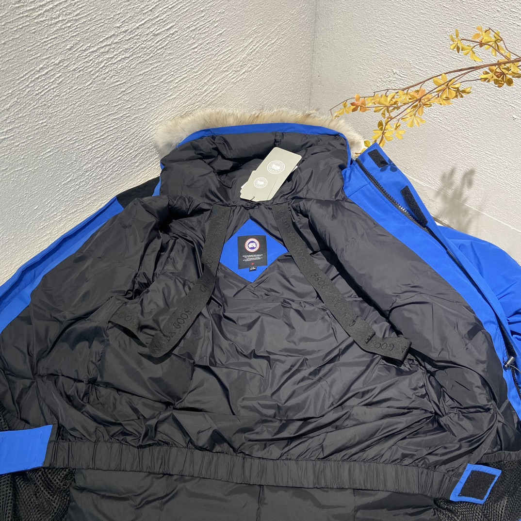 💰430  
🌳纯原臻品 亚马逊代购版本》CANADA GOOSE 加拿大鹅 Expedition 08款远征款派克羽绒服

《亚马逊2024官方最新代购版本 只做好大鹅》

代工厂跟单出品 代购指定版本📃 原档案原数据开发版型 款号#4660M 原包装🔍全套辅料无纺袋，⚠️内包装一维码解析均采购原厂

填充国标广检80白鸭绒，（zp采用80%白鸭绒/凡吹嘘90%都假）

定制进口纳米级高性能纳米面料防水防污，重金购入2024最新正品打版

面料五金辅料全部1:1开模定制

定制12公分羊毛混棉袖口，口袋内里加绒

衣领口针织羊羔绒，锁温保暖，功能细节完美。

具体细节解释

一、2022官方进口最新18支涤纶混棉面料，Feather-Light10D防水涂层/涤棉面料的涤纤维含量高,涤棉面料的耐热耐光性高,稳定性好。颜色鲜艳、纤维强度高、经久耐用、耐光、耐热、挺拔。

二、胆布采用330T全涤高密度内胆，绝不跑绒。

三、2024官方最新版、内置芯片NFC芯片识别直接进入官网。

四、2024官方最新进口YKK双向锁定拉链 ，刻字清晰立体，流畅顺滑，经久耐用。

五、进口百灵达刺绣工艺，定制万针刺绣logo，枫叶棱角分明，立体感强，还原正品。

六、采用台湾进口哑光磨砂双钩Y子形魔术贴，紧密贴合，牢固耐用。

七、毛领采用西伯利亚郊狼毛领，（非市场染色狐狸毛充狼毛）

Size：XS   S   M   L   XL  XXL

Color：黑色，米白色，石墨灰 黑标，天蓝色，灰色 红标，藏青色

-亚马逊代购指定版本大鹅，为您的冬天保驾护航-