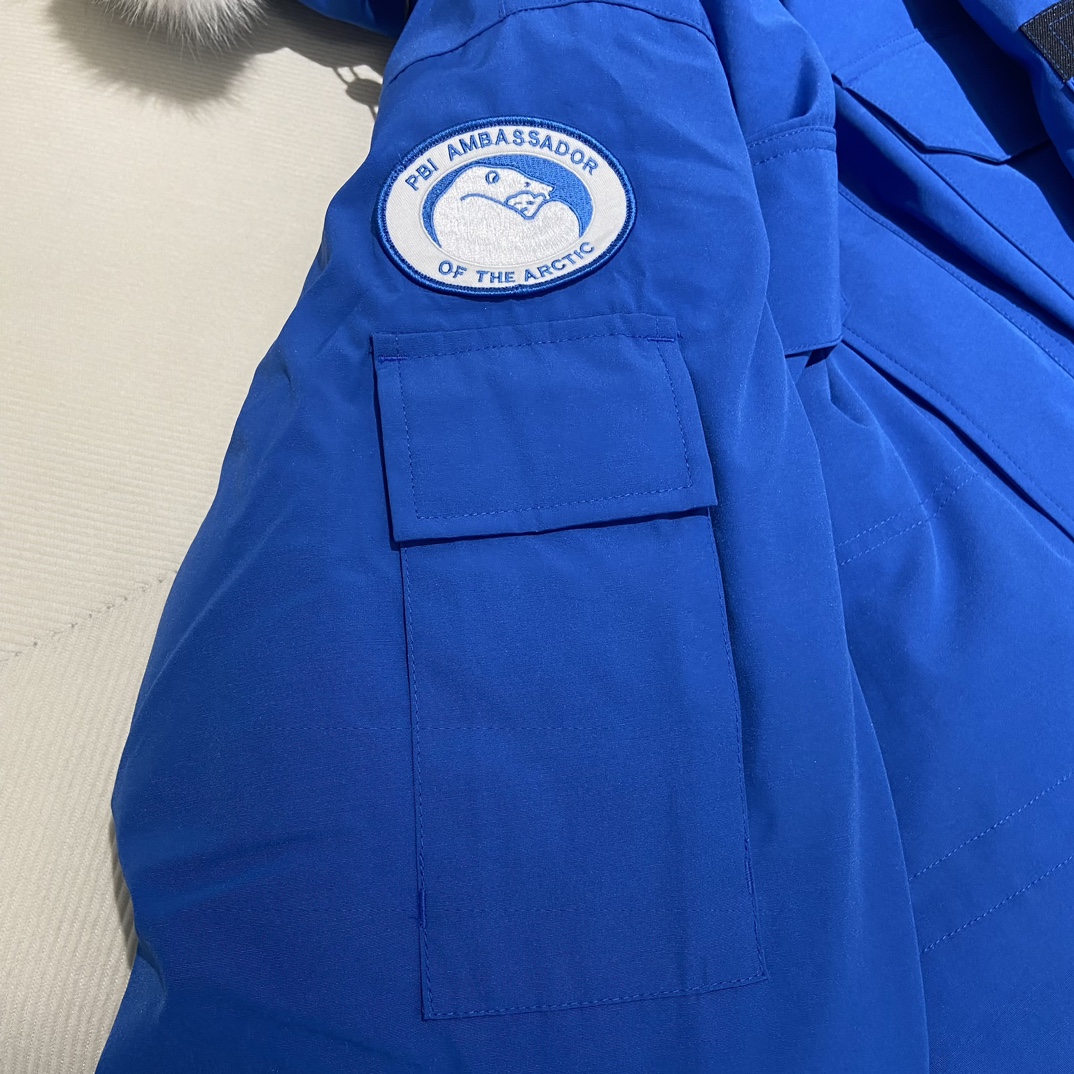 💰430  
🌳纯原臻品 亚马逊代购版本》CANADA GOOSE 加拿大鹅 Expedition 08款远征款派克羽绒服

《亚马逊2024官方最新代购版本 只做好大鹅》

代工厂跟单出品 代购指定版本📃 原档案原数据开发版型 款号#4660M 原包装🔍全套辅料无纺袋，⚠️内包装一维码解析均采购原厂

填充国标广检80白鸭绒，（zp采用80%白鸭绒/凡吹嘘90%都假）

定制进口纳米级高性能纳米面料防水防污，重金购入2024最新正品打版

面料五金辅料全部1:1开模定制

定制12公分羊毛混棉袖口，口袋内里加绒

衣领口针织羊羔绒，锁温保暖，功能细节完美。

具体细节解释

一、2022官方进口最新18支涤纶混棉面料，Feather-Light10D防水涂层/涤棉面料的涤纤维含量高,涤棉面料的耐热耐光性高,稳定性好。颜色鲜艳、纤维强度高、经久耐用、耐光、耐热、挺拔。

二、胆布采用330T全涤高密度内胆，绝不跑绒。

三、2024官方最新版、内置芯片NFC芯片识别直接进入官网。

四、2024官方最新进口YKK双向锁定拉链 ，刻字清晰立体，流畅顺滑，经久耐用。

五、进口百灵达刺绣工艺，定制万针刺绣logo，枫叶棱角分明，立体感强，还原正品。

六、采用台湾进口哑光磨砂双钩Y子形魔术贴，紧密贴合，牢固耐用。

七、毛领采用西伯利亚郊狼毛领，（非市场染色狐狸毛充狼毛）

Size：XS   S   M   L   XL  XXL

Color：黑色，米白色，石墨灰 黑标，天蓝色，灰色 红标，藏青色

-亚马逊代购指定版本大鹅，为您的冬天保驾护航-