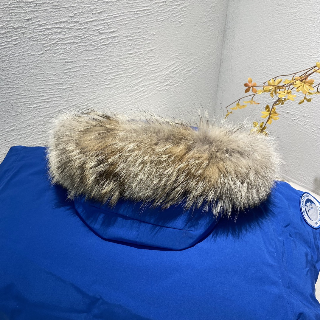 💰430  
🌳纯原臻品 亚马逊代购版本》CANADA GOOSE 加拿大鹅 Expedition 08款远征款派克羽绒服

《亚马逊2024官方最新代购版本 只做好大鹅》

代工厂跟单出品 代购指定版本📃 原档案原数据开发版型 款号#4660M 原包装🔍全套辅料无纺袋，⚠️内包装一维码解析均采购原厂

填充国标广检80白鸭绒，（zp采用80%白鸭绒/凡吹嘘90%都假）

定制进口纳米级高性能纳米面料防水防污，重金购入2024最新正品打版

面料五金辅料全部1:1开模定制

定制12公分羊毛混棉袖口，口袋内里加绒

衣领口针织羊羔绒，锁温保暖，功能细节完美。

具体细节解释

一、2022官方进口最新18支涤纶混棉面料，Feather-Light10D防水涂层/涤棉面料的涤纤维含量高,涤棉面料的耐热耐光性高,稳定性好。颜色鲜艳、纤维强度高、经久耐用、耐光、耐热、挺拔。

二、胆布采用330T全涤高密度内胆，绝不跑绒。

三、2024官方最新版、内置芯片NFC芯片识别直接进入官网。

四、2024官方最新进口YKK双向锁定拉链 ，刻字清晰立体，流畅顺滑，经久耐用。

五、进口百灵达刺绣工艺，定制万针刺绣logo，枫叶棱角分明，立体感强，还原正品。

六、采用台湾进口哑光磨砂双钩Y子形魔术贴，紧密贴合，牢固耐用。

七、毛领采用西伯利亚郊狼毛领，（非市场染色狐狸毛充狼毛）

Size：XS   S   M   L   XL  XXL

Color：黑色，米白色，石墨灰 黑标，天蓝色，灰色 红标，藏青色

-亚马逊代购指定版本大鹅，为您的冬天保驾护航-