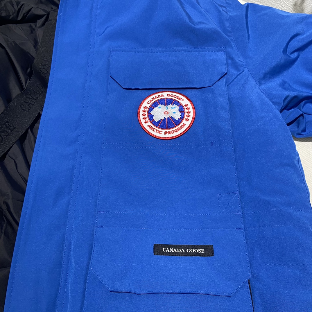 💰430  
🌳纯原臻品 亚马逊代购版本》CANADA GOOSE 加拿大鹅 Expedition 08款远征款派克羽绒服

《亚马逊2024官方最新代购版本 只做好大鹅》

代工厂跟单出品 代购指定版本📃 原档案原数据开发版型 款号#4660M 原包装🔍全套辅料无纺袋，⚠️内包装一维码解析均采购原厂

填充国标广检80白鸭绒，（zp采用80%白鸭绒/凡吹嘘90%都假）

定制进口纳米级高性能纳米面料防水防污，重金购入2024最新正品打版

面料五金辅料全部1:1开模定制

定制12公分羊毛混棉袖口，口袋内里加绒

衣领口针织羊羔绒，锁温保暖，功能细节完美。

具体细节解释

一、2022官方进口最新18支涤纶混棉面料，Feather-Light10D防水涂层/涤棉面料的涤纤维含量高,涤棉面料的耐热耐光性高,稳定性好。颜色鲜艳、纤维强度高、经久耐用、耐光、耐热、挺拔。

二、胆布采用330T全涤高密度内胆，绝不跑绒。

三、2024官方最新版、内置芯片NFC芯片识别直接进入官网。

四、2024官方最新进口YKK双向锁定拉链 ，刻字清晰立体，流畅顺滑，经久耐用。

五、进口百灵达刺绣工艺，定制万针刺绣logo，枫叶棱角分明，立体感强，还原正品。

六、采用台湾进口哑光磨砂双钩Y子形魔术贴，紧密贴合，牢固耐用。

七、毛领采用西伯利亚郊狼毛领，（非市场染色狐狸毛充狼毛）

Size：XS   S   M   L   XL  XXL

Color：黑色，米白色，石墨灰 黑标，天蓝色，灰色 红标，藏青色

-亚马逊代购指定版本大鹅，为您的冬天保驾护航-