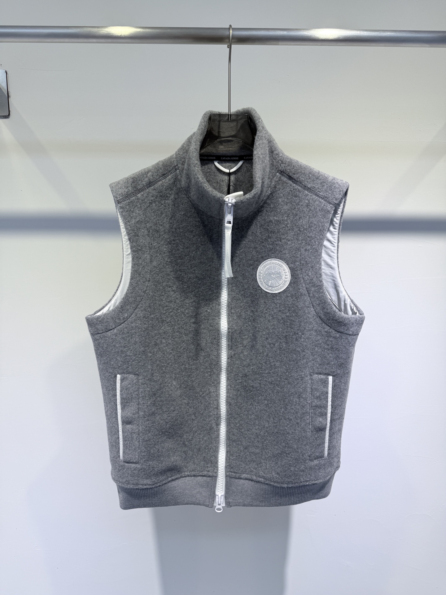 NO:645275,Canada Goose Canada Goose Humanature Series Ski Season White Label Warm, Windproof, Breathable, Soft Solid Color Stand Collar Logo Label Zipper Casual Sleeveless Vest Mersey Color Light Gray Dark Gray Khaki,,alexander wang19860909Canada Goose加拿大鹅 Humanature系列 滑雪季 白标保暖防风透气柔软纯色立领Logo贴标拉链休闲无袖马甲Mersey 颜色浅灰 深灰 卡其,,alexander wang,Men's clothing