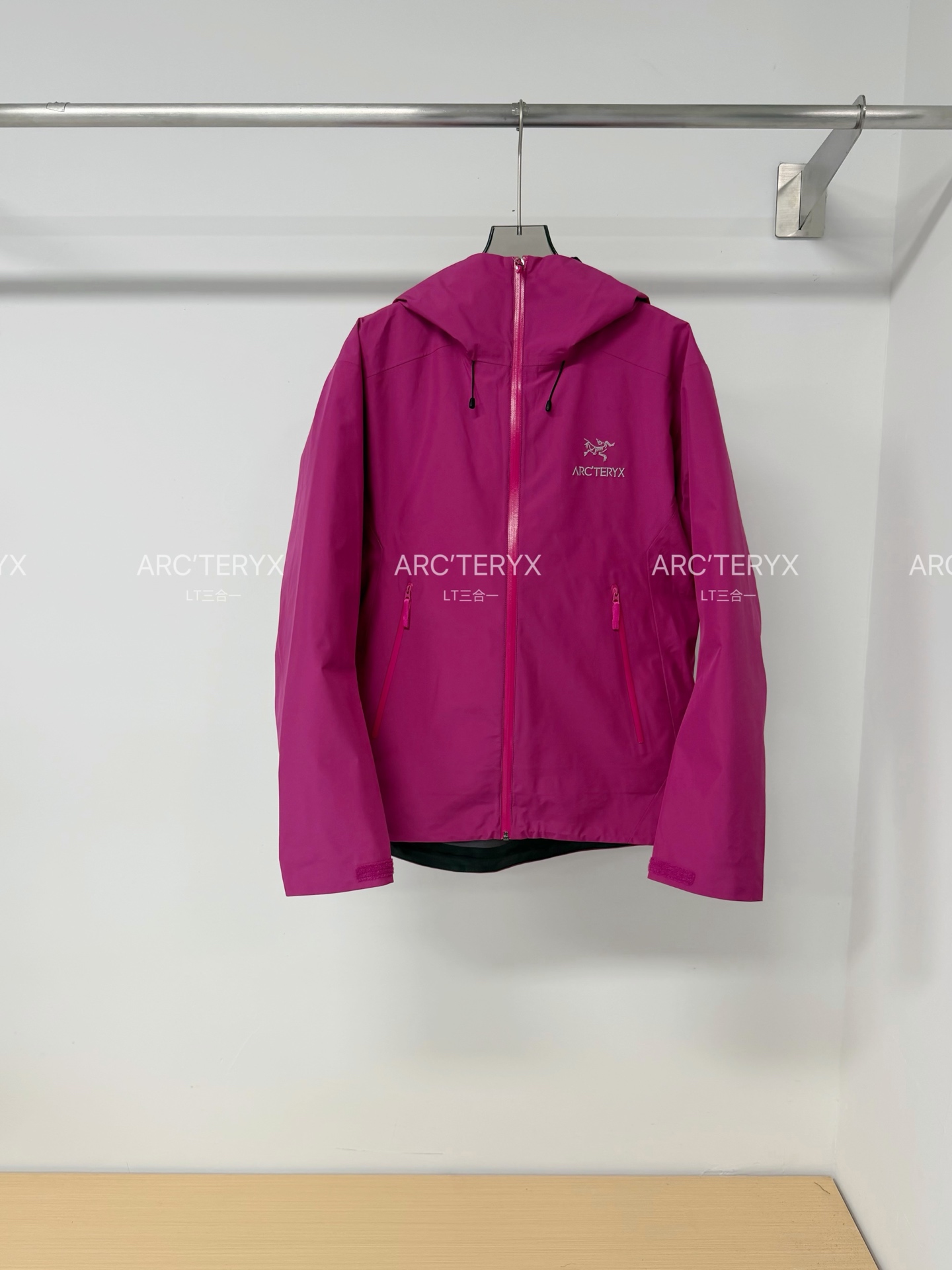 ARC'TERYX BETA LT GORE-TEX 始祖鸟 LT三合一 内里羽绒服可以拆卸 外皮 户外防水硬壳冲锋衣,拉链夹克Yb四次压胶工艺整衣3D立体仿生学设计衣长臂弯, Tri-Durance防水防雨面料 这款BetaLT夹克设计简洁而通用,可提供高山环境所需的性能.采用bluesign@认证的采用带经编背衬适合多种活动穿着. 头盔兼容StormHood兜帽防护良好且不影响视线,插手口袋设有WaterTight拉链,便于取放物品,腋下拉链便于快速通风,拼接设计使活动自如. 男女同款