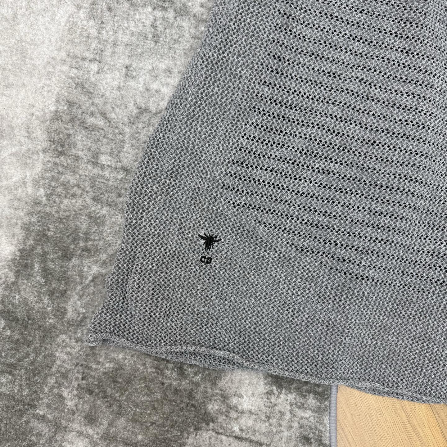 D家 26春夏镂空针织罩衫+同色系条纹背心，V领设计修饰肩颈线条，小刺绣细节暗藏精致感，温柔紫调自带春日