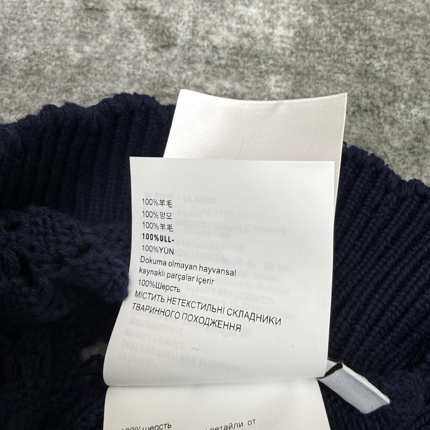 Miu系26春夏翻领针织套装，镂空钩花肌理通透又精致，撞色条纹翻领，同色系短裙搭配蝴蝶结抽绳，甜酷感平衡
