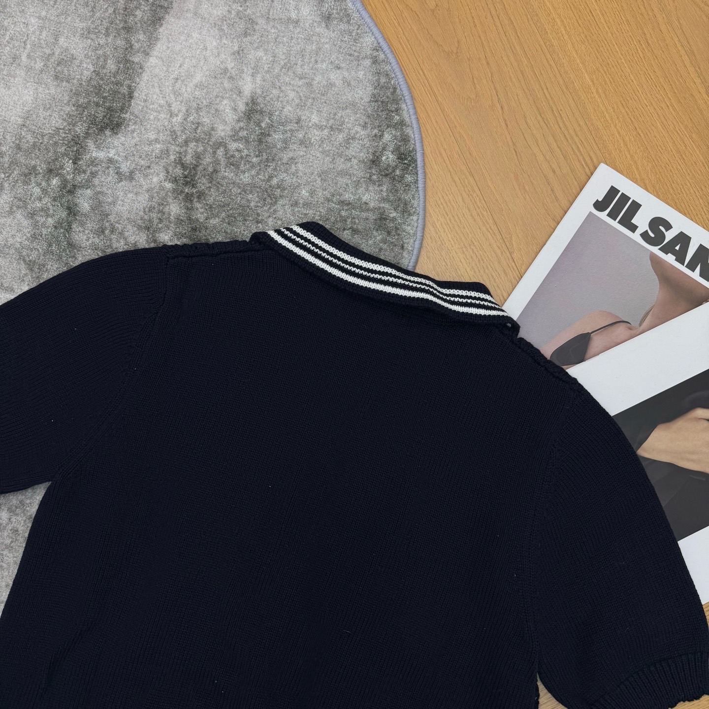 Miu系26春夏翻领针织套装，镂空钩花肌理通透又精致，撞色条纹翻领，同色系短裙搭配蝴蝶结抽绳，甜酷感平衡