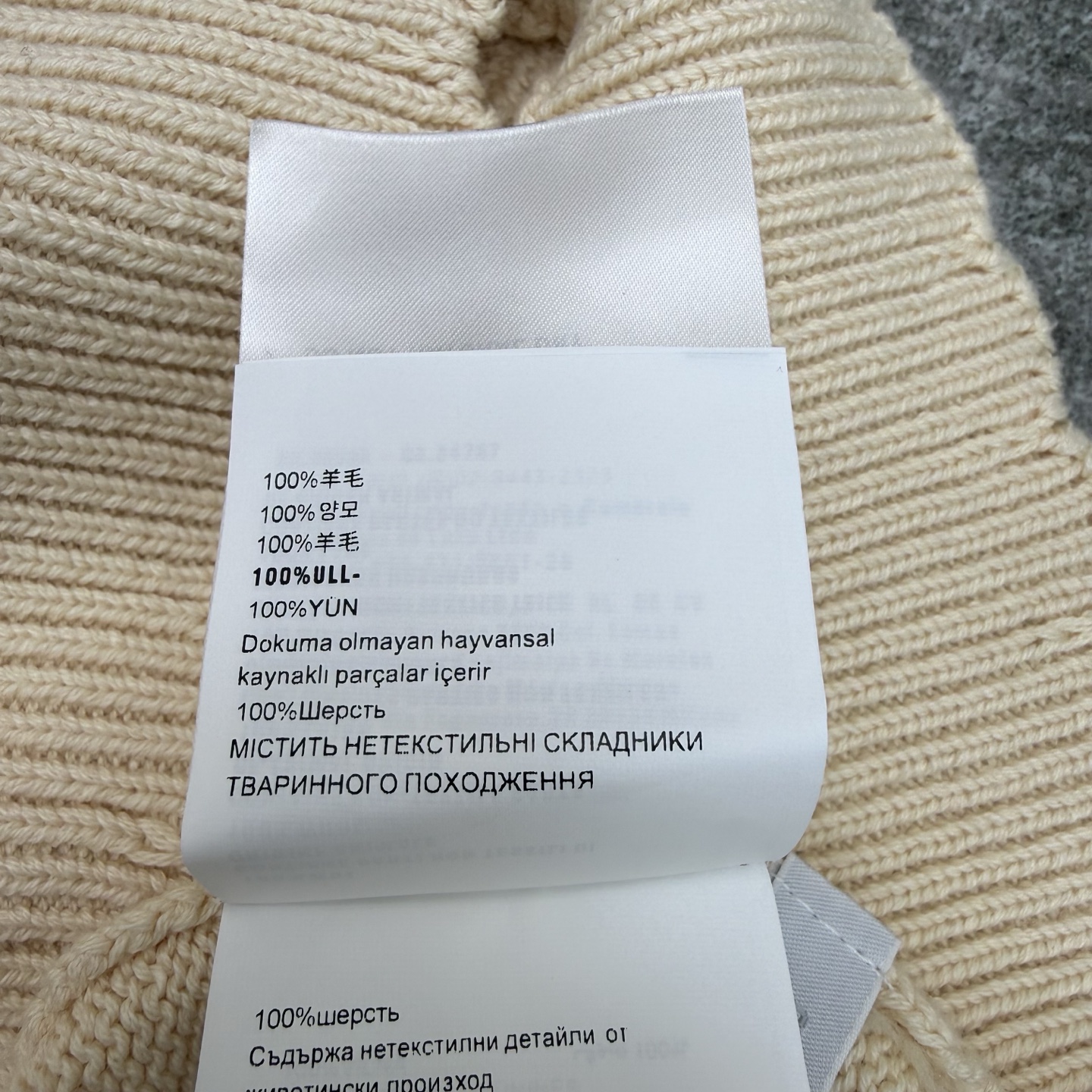 Miu系26春夏翻领针织套装，镂空钩花肌理通透又精致，撞色条纹翻领，同色系短裙搭配蝴蝶结抽绳，甜酷感平衡