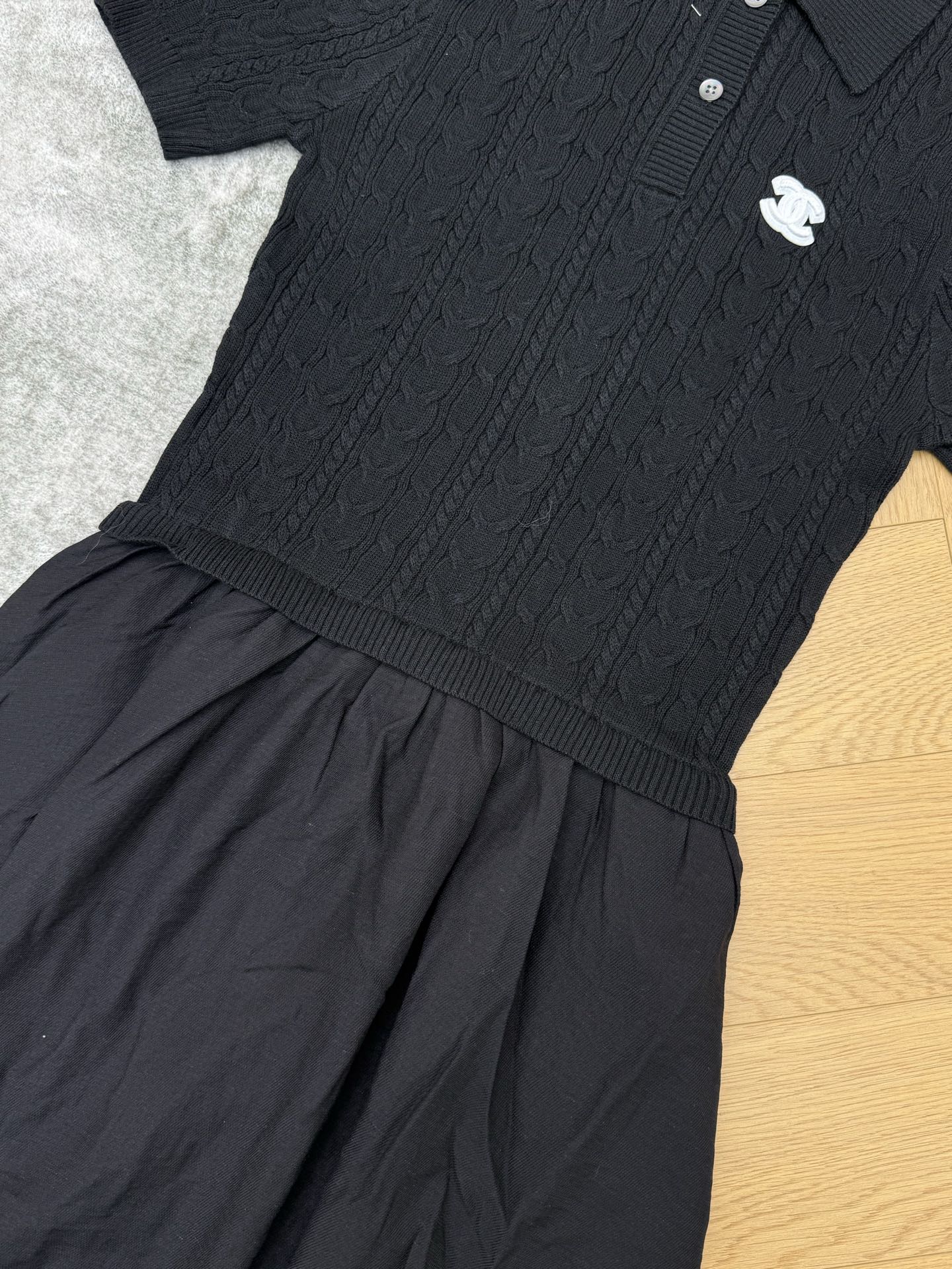 C家26春夏新款针织拼接连衣裙✨，经典polo领+麻花纹理针织上衣，搭配垂感大摆裙，温柔又干练，双C标识