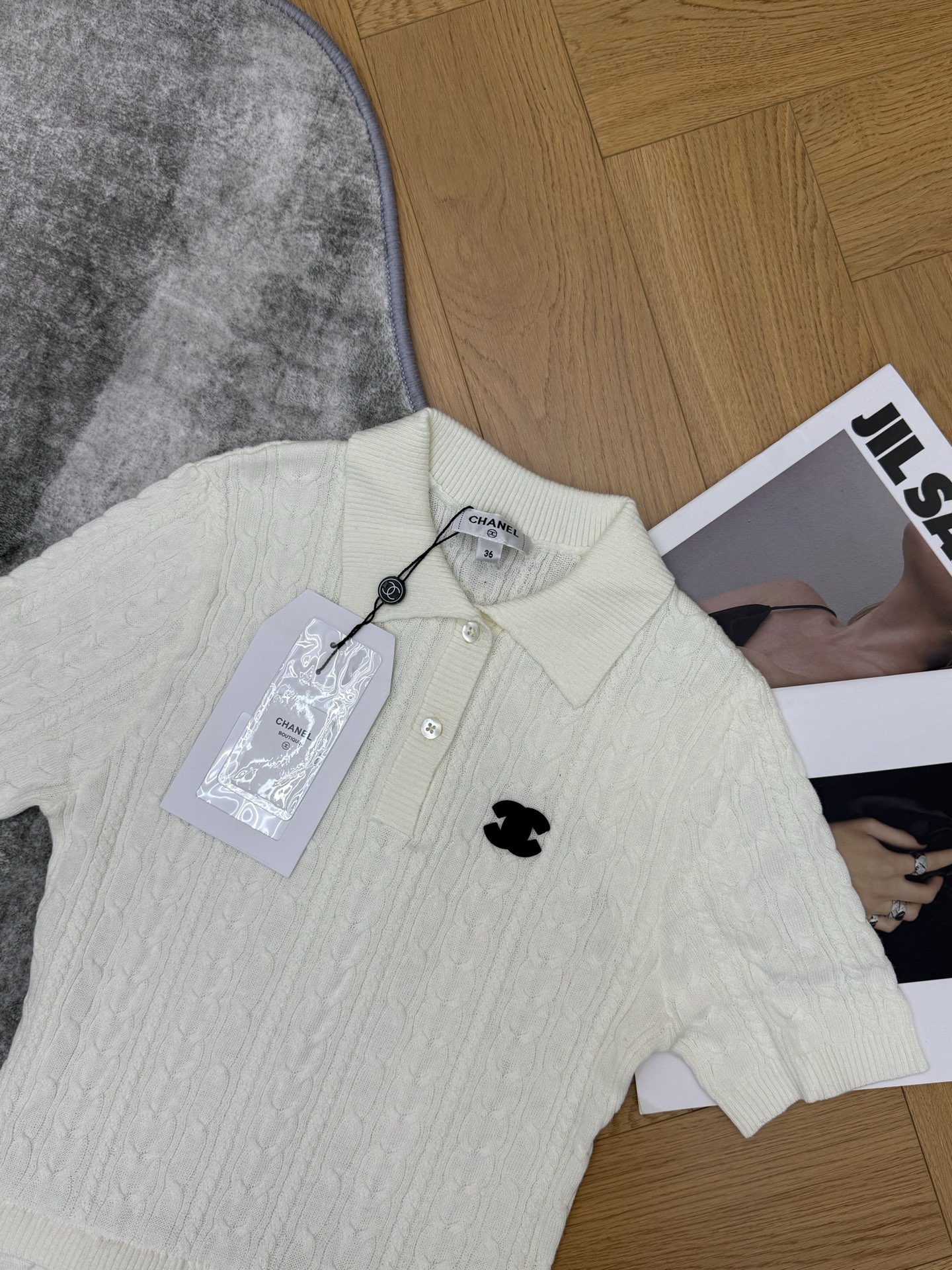 C家26春夏新款针织拼接连衣裙✨，经典polo领+麻花纹理针织上衣，搭配垂感大摆裙，温柔又干练，双C标识