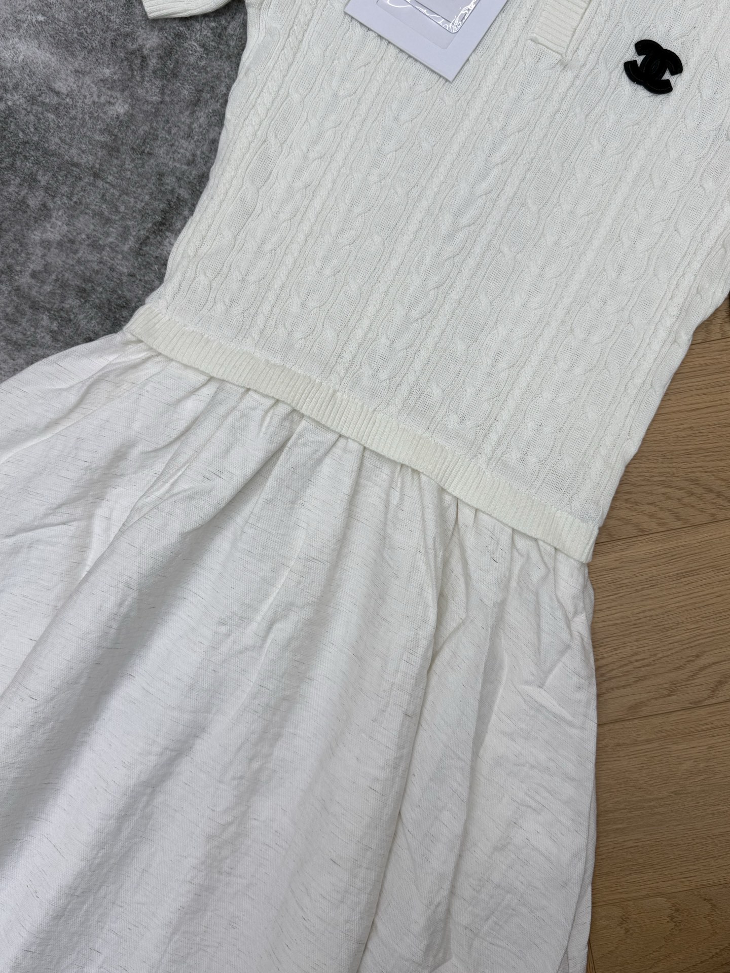 C家26春夏新款针织拼接连衣裙✨，经典polo领+麻花纹理针织上衣，搭配垂感大摆裙，温柔又干练，双C标识