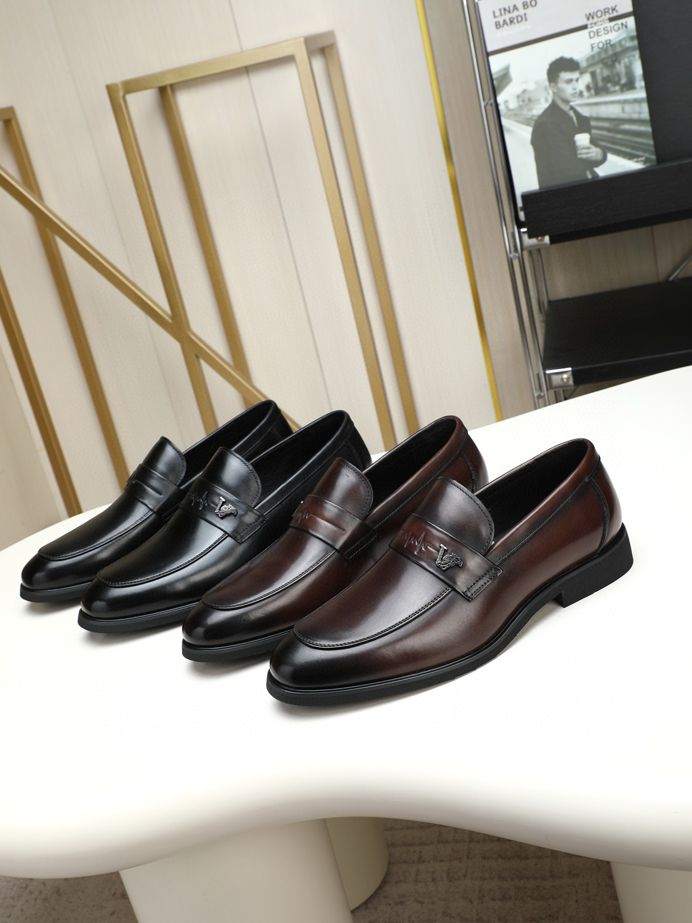 NO:275986,High-quality [VERSACE] Versace 1:1 new business leather shoes. 2025 counters are available simultaneously, Italy imported original imported fetal cowhide. Inner pig, the upper is designed with pull-line, exclusively formed natural rubber sole, super comfortable, the real thing is more beautiful, high-quality, you can enter and exit the counter at will, the regular size 38-43#官网[Coffee] Welcome to smash the order... Heshan shoes, versace, versace, cowhide19860909高品质【VERSACE】范思哲1:1新款商务皮鞋.2025专柜同步发售,意大利进口原版进口胎牛皮.内里猪里,鞋面采用拉线设计,独家成型天然橡胶大底,超级舒适,实物拍摄实物更赞高品质,可随意进出专柜,正码38-43#欢[咖啡]欢迎砸单……鹤山鞋,,versace,versace,cowhide,Men's shoes