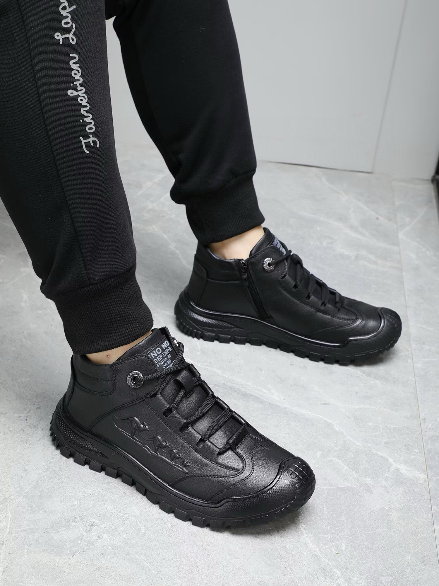 NO:555947,High-top wool shoes. [PRADA] Prada 1:1 new high-top shoes. On sale at Prada counters at the same time. Original imported fetal cowhide leather imported from Italy. Pig lining, upper with drawstring design, exclusive molded ultra-light rubber outsole, super comfortable, real-life photos are more praiseworthy and high-quality, you can go in and out of the counter at will, leather shoe sizes 38-44,, prada, prada, cowhide19860909高帮羊毛鞋.【PRADA】普拉达1:1新款高帮鞋.普拉达专柜同步发售,意大利进口原版进口胎牛皮.内里猪里,鞋面采用拉线设计,独家成型超轻橡胶大底,超级舒适,实物拍摄实物更赞高品质,可随意进出专柜,皮鞋码数38-44,,prada,prada,cowhide,Men's shoes