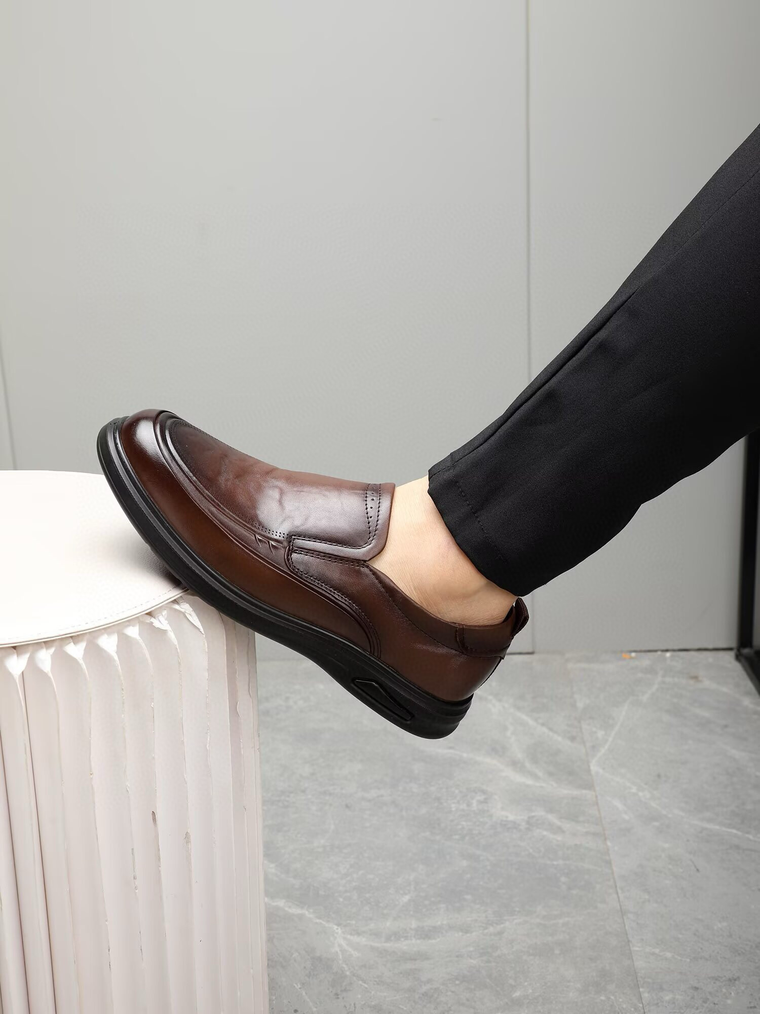 NO:555953,Quality [PRADA] Prada 1:1 new slip-on business leather shoes. Simultaneous sale at Prada counters, original imported calfskin leather imported from Italy. Pig lining, upper with drawstring design, exclusive molded ultra-light rubber outsole, super comfortable, real photos taken in real life are more praiseworthy high quality, you can go in and out of the counter at will, leather shoe size 38-43,, prada, prada, cowhide19860909品质【PRADA】普拉达1:1新款套脚商务皮鞋.普拉达专柜同步发售,意大利进口原版进口胎牛皮.内里猪里,鞋面采用拉线设计,独家成型超轻橡胶大底,超级舒适,实物拍摄实物更赞高品质,可随意进出专柜,皮鞋码数38-43,,prada,prada,cowhide,Men's shoes