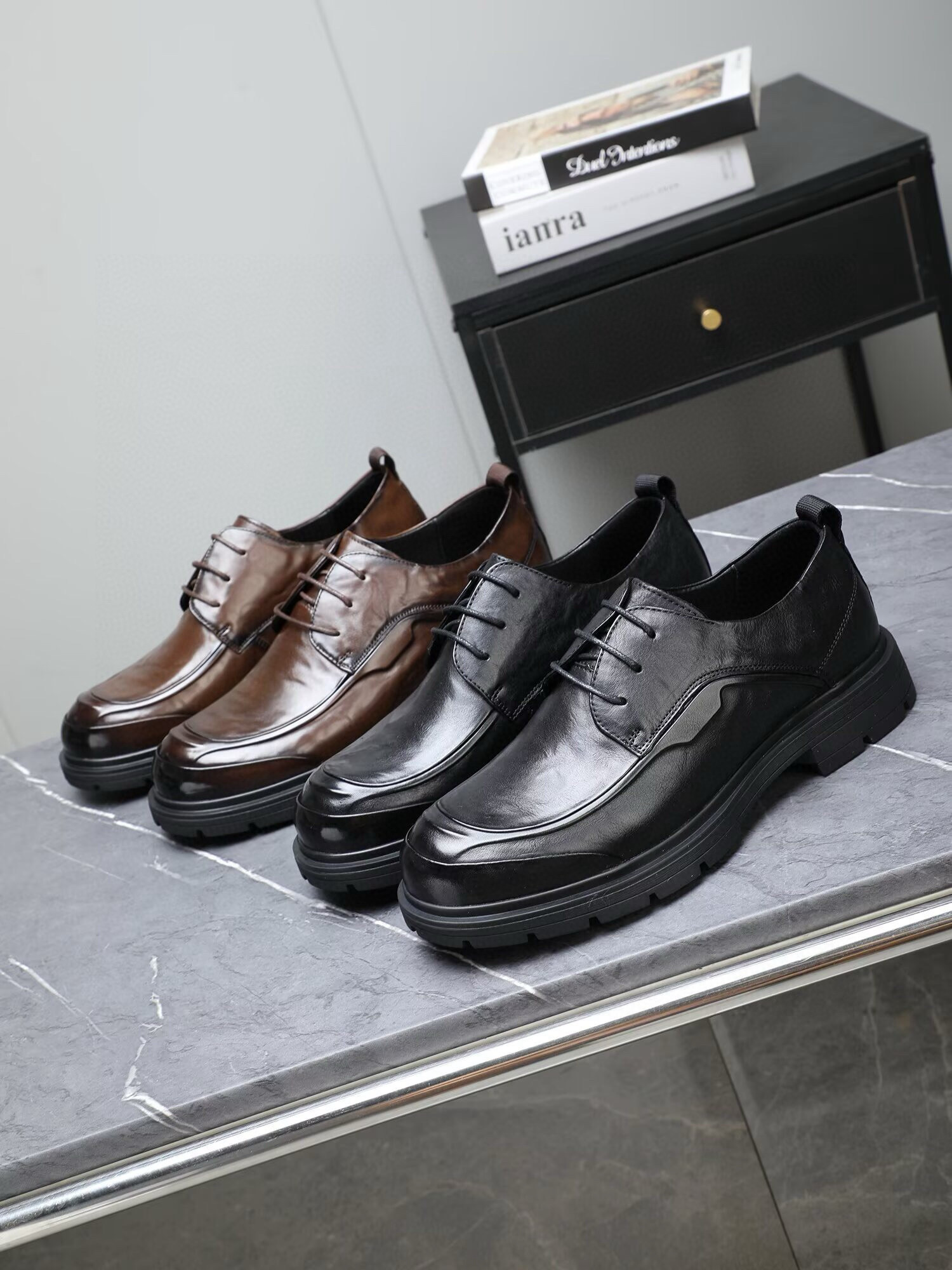 NO:555959,High-quality [PRADA] Prada 1:1 new business leather shoes. On sale at Prada counters at the same time, original imported calf leather imported from Italy. Pig lining, upper with drawstring design, exclusive molded ultra-light rubber outsole, super comfortable, real-life photos are more praiseworthy for high quality, you can go in and out of the counter at will, leather shoe size 38-43,, prada, prada, cowhide19860909高品质【PRADA】普拉达1:1新款商务皮鞋.普拉达专柜同步发售,意大利进口原版进口胎牛皮.内里猪里,鞋面采用拉线设计,独家成型超轻橡胶大底,超级舒适,实物拍摄实物更赞高品质,可随意进出专柜,皮鞋码数38-43,,prada,prada,cowhide,Men's shoes