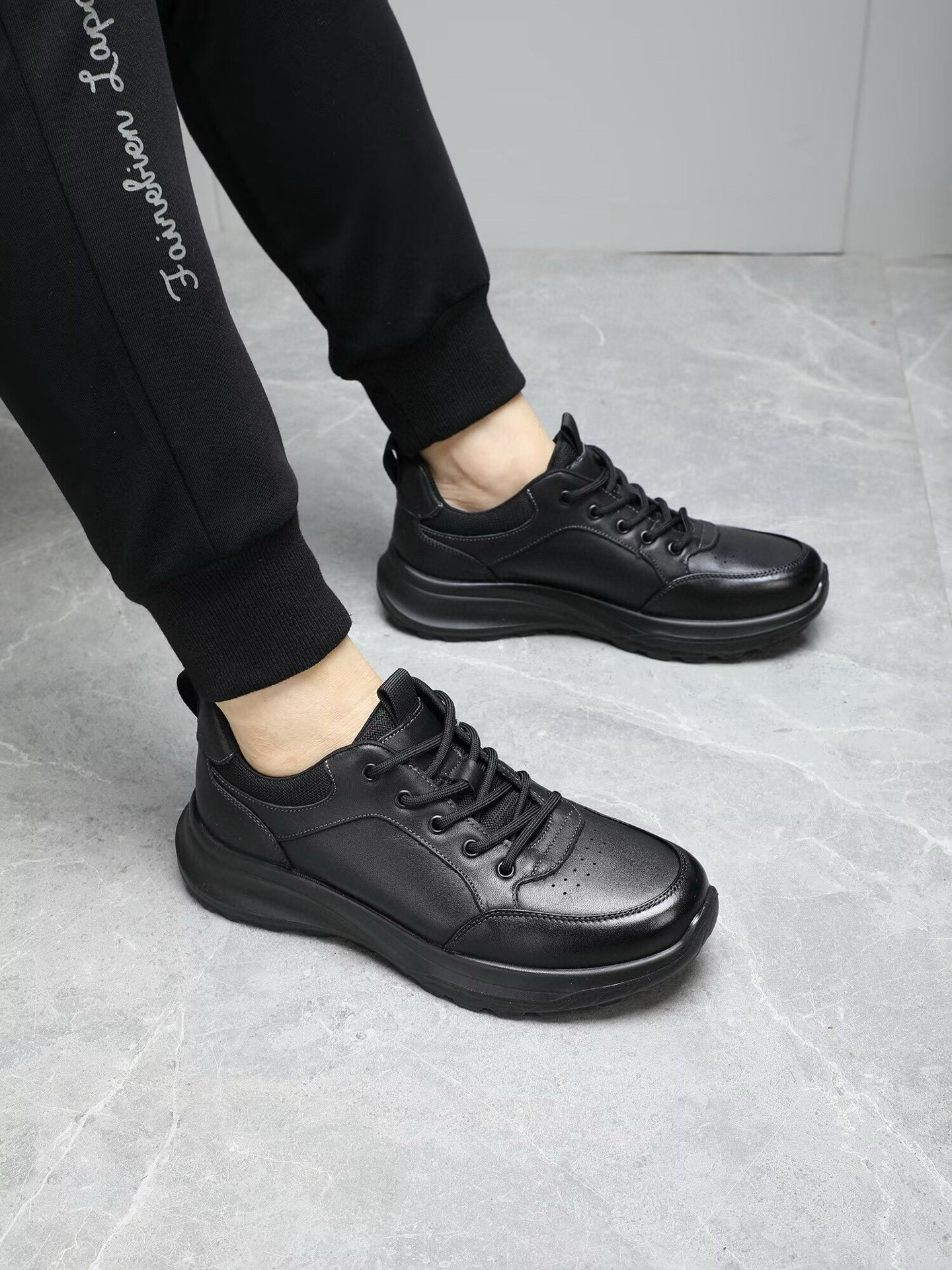 NO:555964,High-quality [PRADA] Prada 1:1 new casual shoes. Available simultaneously at Prada counters. Original imported calfskin leather imported from Italy. Pig lining, upper with drawstring design, exclusive molded ultra-light rubber outsole, super comfortable, real photos taken in real life to praise the high quality. You can go in and out of the counter at will. Leather shoe size 38-43, prada, prada, cowhide19860909高品质【PRADA】普拉达1:1新款休闲鞋.普拉达专柜同步发售,意大利进口原版进口胎牛皮.内里猪里,鞋面采用拉线设计,独家成型超轻橡胶大底,超级舒适,实物拍摄实物更赞高品质,可随意进出专柜,皮鞋码数38-43,,prada,prada,cowhide,Men's shoes