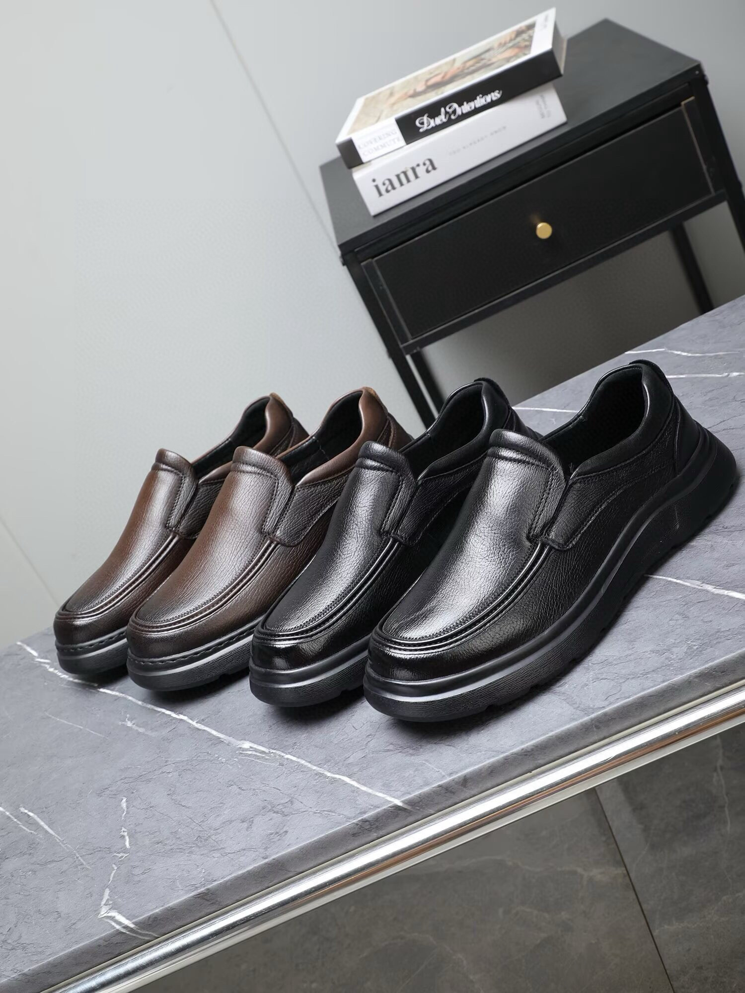 NO:555972,Foam outsole, high quality [PRADA] Prada 1:1 new business leather shoes. Available simultaneously at Prada counters, imported original fetal cowhide leather from Italy. Pig lining, upper with drawstring design, exclusive molded ultra-light foam outsole, super comfortable, real photos taken in real life are more praiseworthy and high quality, you can go in and out of the counter at will, leather shoe size 38-43,, prada, prada, cowhide19860909发泡大底高品质【PRADA】普拉达1:1新款商务皮鞋.普拉达专柜同步发售,意大利进口原版进口胎牛皮.内里猪里,鞋面采用拉线设计,独家成型超轻发泡大底,超级舒适,实物拍摄实物更赞高品质,可随意进出专柜,皮鞋码数38-43,,prada,prada,cowhide,Men's shoes