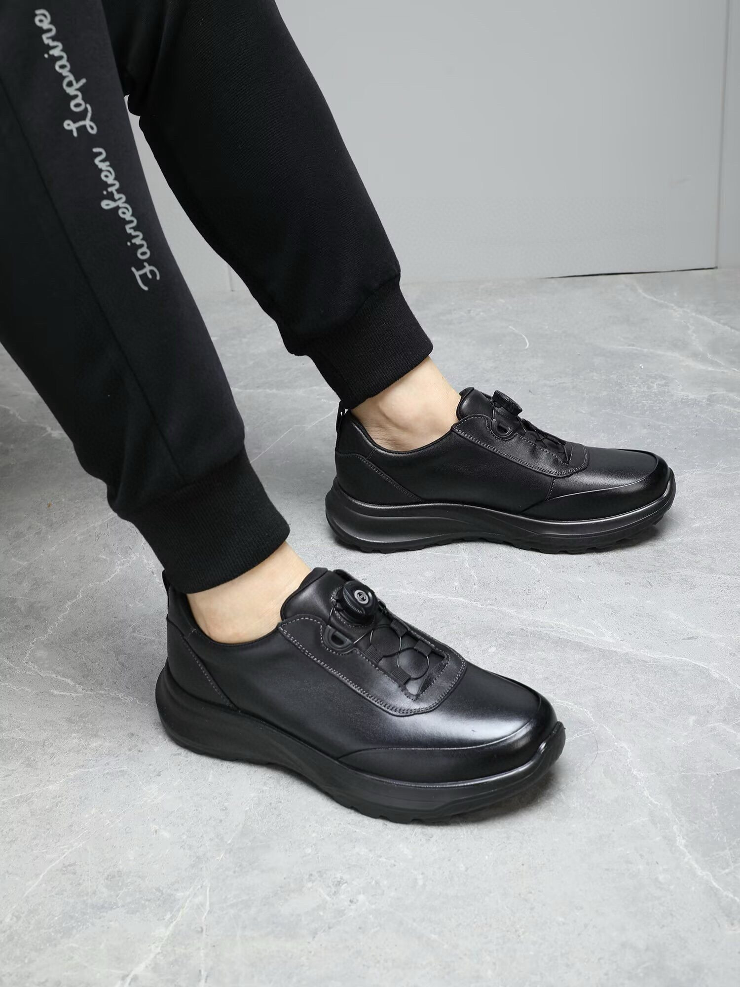 NO:555980,High-quality [PRADA] Prada 1:1 new casual shoes. Available simultaneously at Prada counters. Original imported calfskin leather imported from Italy. Pig lining, upper with drawstring design, exclusive molded ultra-light rubber outsole, super comfortable, real photos taken in real life to praise the high quality. You can go in and out of the counter at will. Leather shoe size 38-43, prada, prada, cowhide19860909高品质【PRADA】普拉达1:1新款休闲鞋.普拉达专柜同步发售,意大利进口原版进口胎牛皮.内里猪里,鞋面采用拉线设计,独家成型超轻橡胶大底,超级舒适,实物拍摄实物更赞高品质,可随意进出专柜,皮鞋码数38-43,,prada,prada,cowhide,Men's shoes