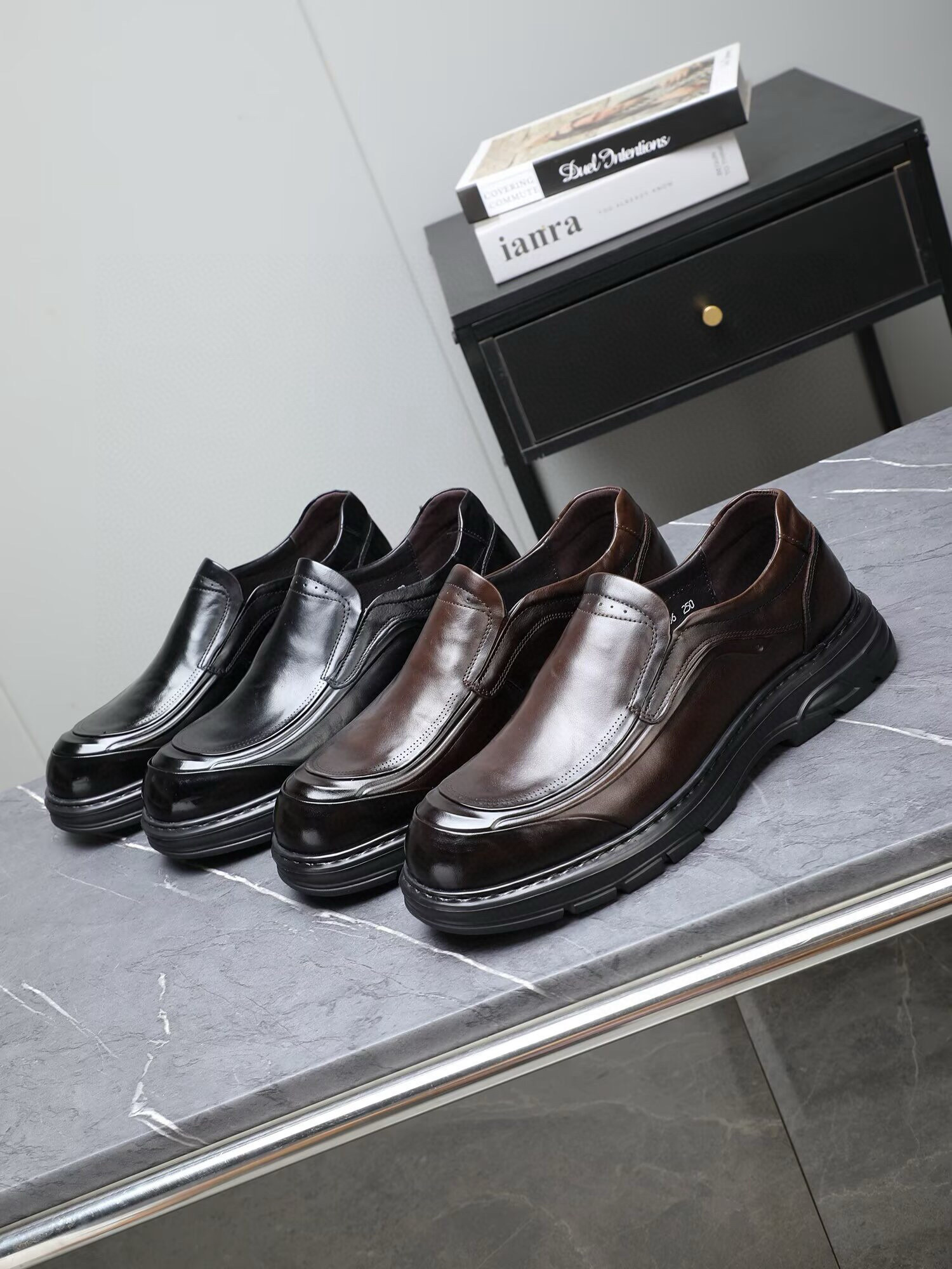 NO:555926,High-quality [PRADA] Prada 1:1 new business leather shoes. On sale at Prada counters at the same time, original imported calf leather imported from Italy. Pig lining, upper with drawstring design, exclusive molded ultra-light rubber outsole, super comfortable, real-life photos are more praiseworthy for high quality, you can go in and out of the counter at will, leather shoe size 38-43,, prada, prada, cowhide19860909高品质【PRADA】普拉达1:1新款商务皮鞋.普拉达专柜同步发售,意大利进口原版进口胎牛皮.内里猪里,鞋面采用拉线设计,独家成型超轻橡胶大底,超级舒适,实物拍摄实物更赞高品质,可随意进出专柜,皮鞋码数38-43,,prada,prada,cowhide,Men's shoes