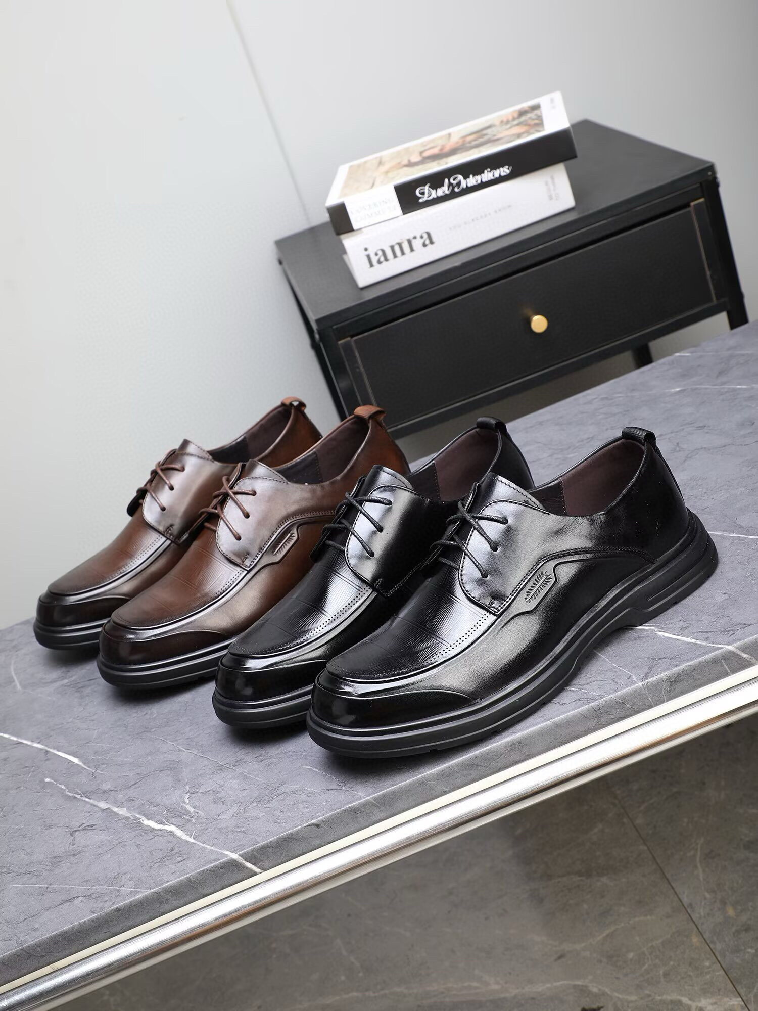 NO:556460,High-quality [PRADA] Prada 1:1 new business leather shoes. On sale at Prada counters at the same time, original imported calf leather imported from Italy. Pig lining, upper with drawstring design, exclusive molded ultra-light rubber outsole, super comfortable, real-life photos are more praiseworthy for high quality, you can go in and out of the counter at will, leather shoe size 38-43,, prada, prada, cowhide19860909高品质【PRADA】普拉达1:1新款商务皮鞋.普拉达专柜同步发售,意大利进口原版进口胎牛皮.内里猪里,鞋面采用拉线设计,独家成型超轻橡胶大底,超级舒适,实物拍摄实物更赞高品质,可随意进出专柜,皮鞋码数38-43,,prada,prada,cowhide,Men's shoes