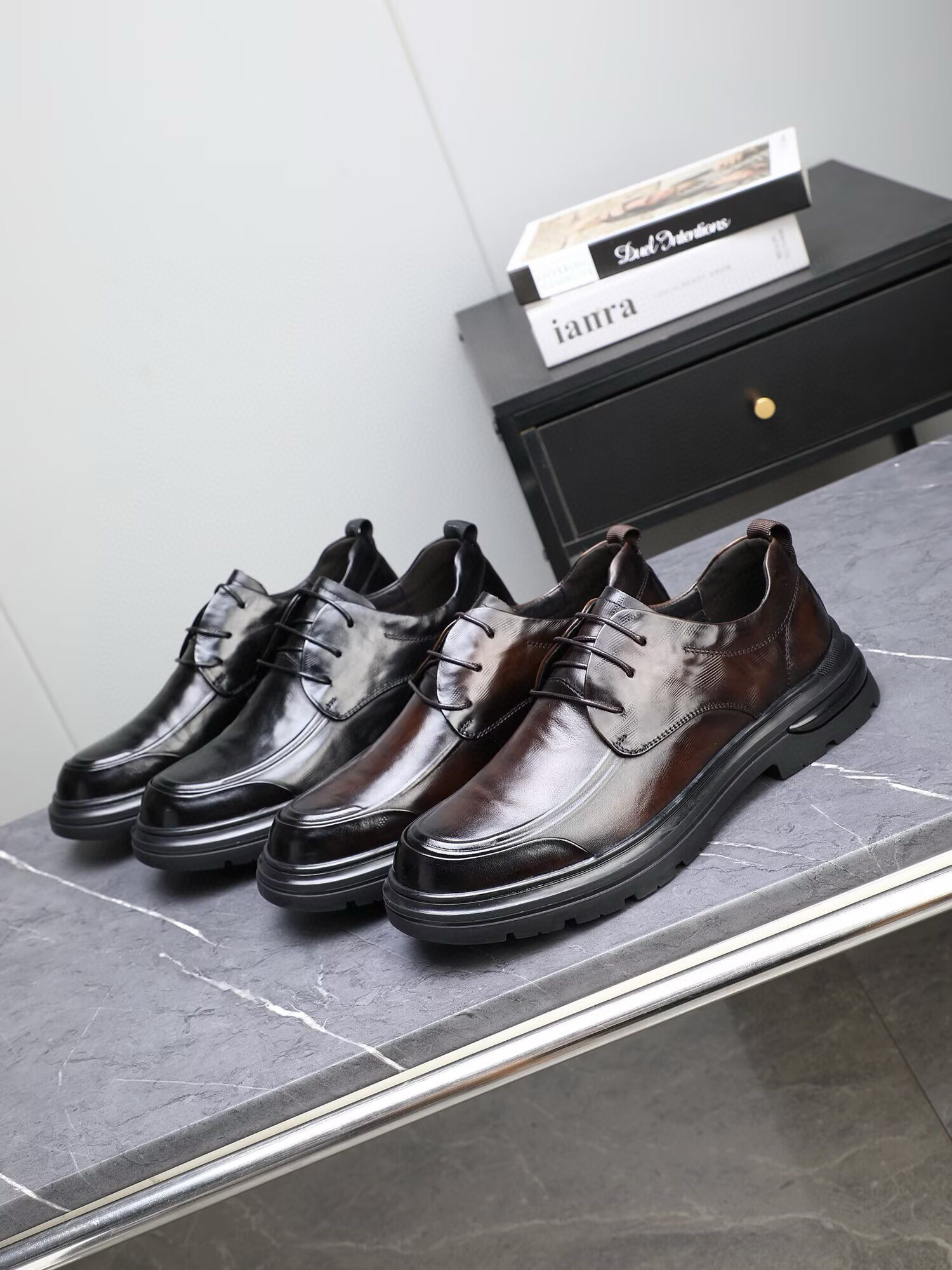 NO:556466,High quality. [PRADA] Prada 1:1 new business leather shoes. On sale at Prada counters at the same time. Original imported calf leather imported from Italy. Pig lining, upper with drawstring design, exclusive molded ultra-light rubber outsole, super comfortable, real photos taken in real life are more praiseworthy for high quality, you can go in and out of the counter at will, leather shoe size 38-43,, prada, prada, cowhide19860909高品质.【PRADA】普拉达1:1新款商务皮鞋.普拉达专柜同步发售,意大利进口原版进口胎牛皮.内里猪里,鞋面采用拉线设计,独家成型超轻橡胶大底,超级舒适,实物拍摄实物更赞高品质,可随意进出专柜,皮鞋码数38-43,,prada,prada,cowhide,Men's shoes