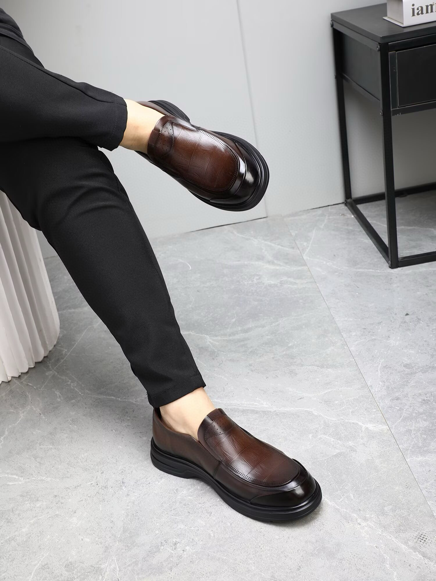 NO:556472,High-quality [PRADA] Prada 1:1 new business leather shoes. On sale at Prada counters at the same time, original imported calf leather imported from Italy. Pig lining, upper with drawstring design, exclusive molded ultra-light rubber outsole, super comfortable, real-life photos are more praiseworthy for high quality, you can go in and out of the counter at will, leather shoe size 38-43,, prada, prada, cowhide19860909高品质【PRADA】普拉达1:1新款商务皮鞋.普拉达专柜同步发售,意大利进口原版进口胎牛皮.内里猪里,鞋面采用拉线设计,独家成型超轻橡胶大底,超级舒适,实物拍摄实物更赞高品质,可随意进出专柜,皮鞋码数38-43,,prada,prada,cowhide,Men's shoes