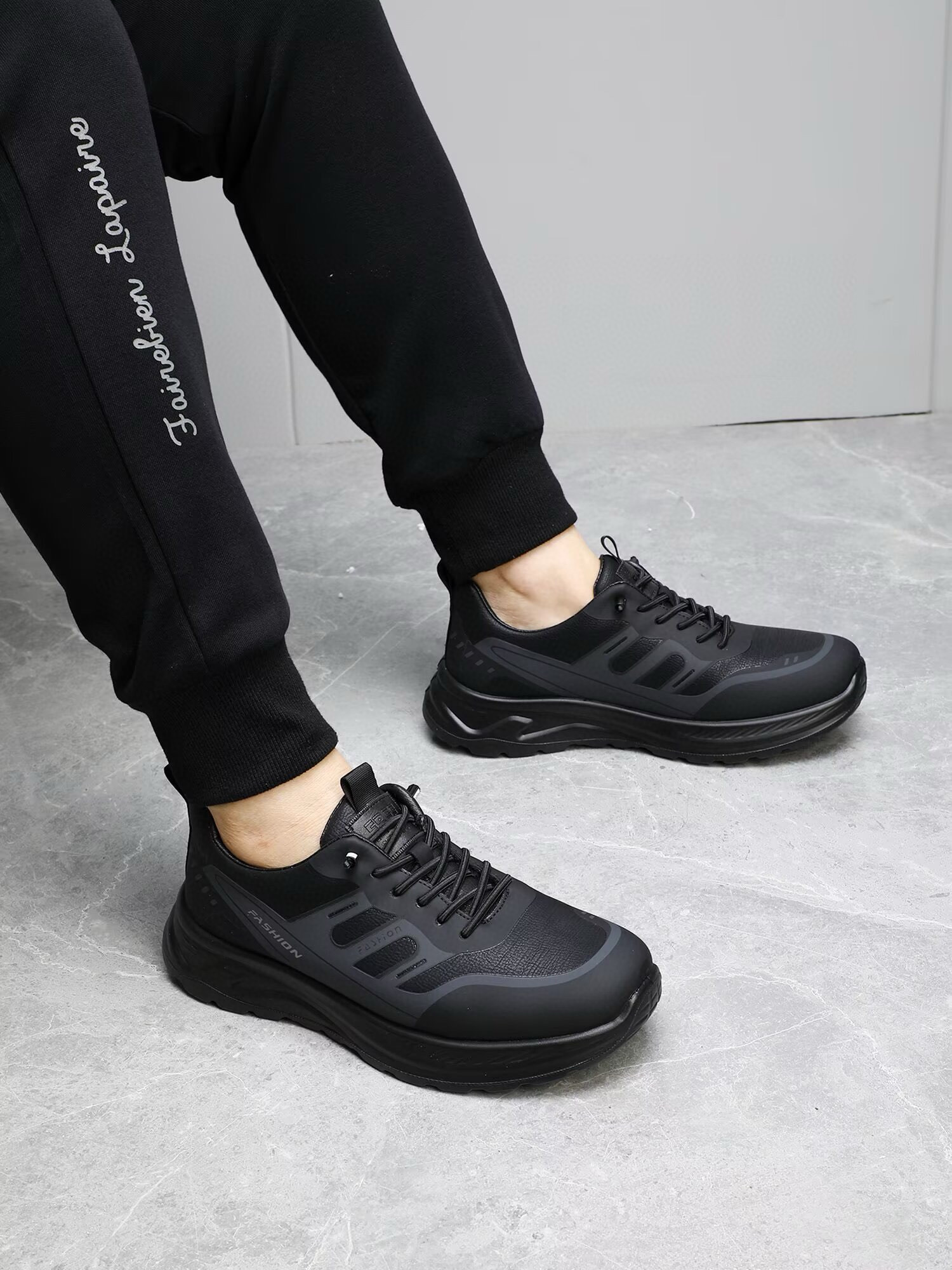 NO:556478,Velvet high-quality [PRADA] Prada's new warm mid-top shoes. New products are available at the counter at the same time. They are imported from Italy and are lined with cowhide and velvet. The soles are made of ultra-light rubber outsole, and the outsole is stitched. The upper is designed with a drawstring, which is super comfortable. The real photos taken in real life are more praiseworthy for the high quality. You can go in and out of the counter at will. Leather shoe sizes are 38-43, prada, prada, cowhide19860909加绒高品质【PRADA】普拉达新款保暖中帮鞋.新品专柜同步发售,意大利进口牛皮内里绒里.鞋底橡胶超轻大底,大底车线 鞋面采用拉线设计,超级舒适,实物拍摄实物更赞高品质,可随意进出专柜,皮鞋码数38-43,,prada,prada,cowhide,Men's shoes