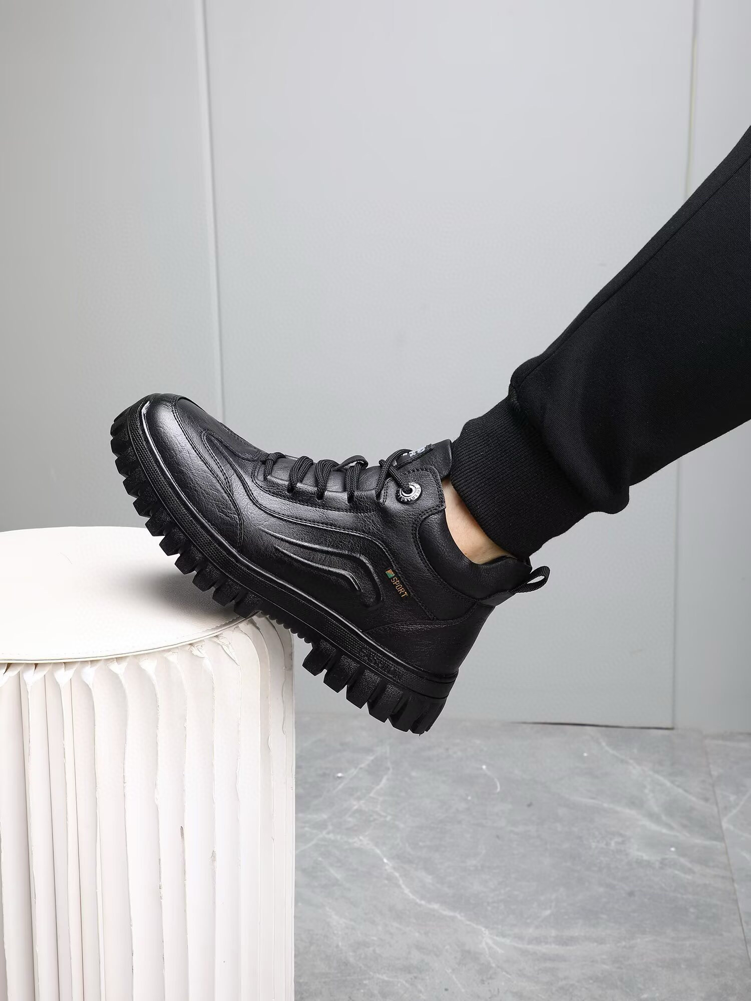 NO:556485,High-top wool shoes. [PRADA] Prada 1:1 new high-top shoes. On sale at Prada counters at the same time. Original imported fetal cowhide leather imported from Italy. Pig lining, upper with drawstring design, exclusive molded ultra-light rubber outsole, super comfortable, real-life photos are more praiseworthy and high-quality, you can go in and out of the counter at will, leather shoe sizes 38-44,, prada, prada, cowhide19860909高帮羊毛鞋.【PRADA】普拉达1:1新款高帮鞋.普拉达专柜同步发售,意大利进口原版进口胎牛皮.内里猪里,鞋面采用拉线设计,独家成型超轻橡胶大底,超级舒适,实物拍摄实物更赞高品质,可随意进出专柜,皮鞋码数38-44,,prada,prada,cowhide,Men's shoes