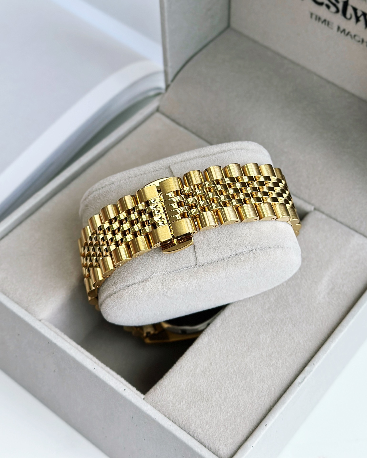 Vivienne’s Rosite Saturn Watch: A Timeless Fashion Statement - 图片 7